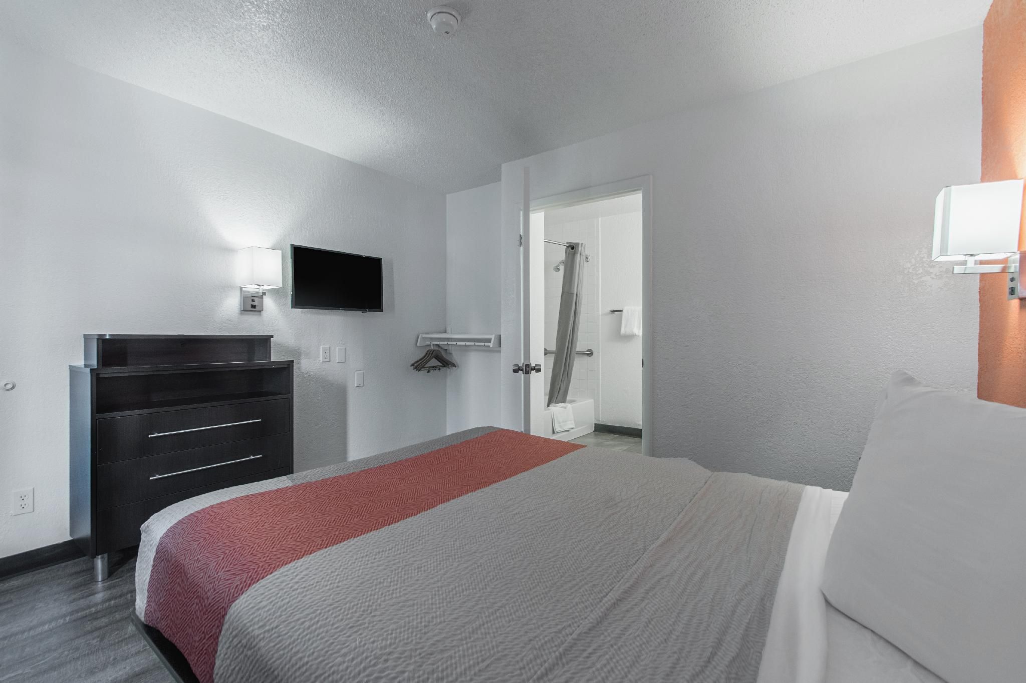 1 QUEEN BED | SMOKING