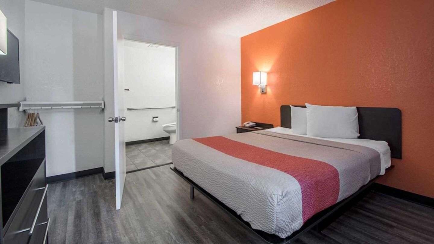 1 QUEEN BED | NON-SMOKING