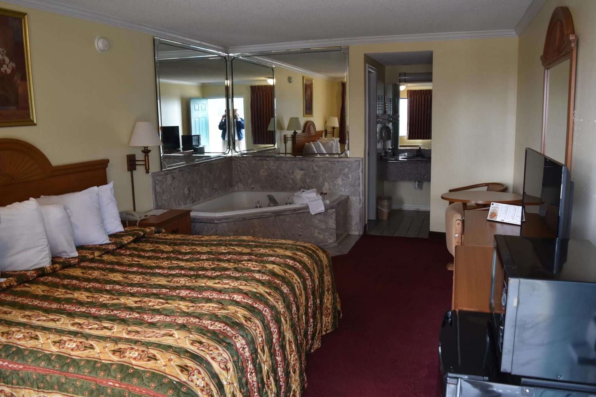 Star Inn Biloxi Suite with Hot Tub 2