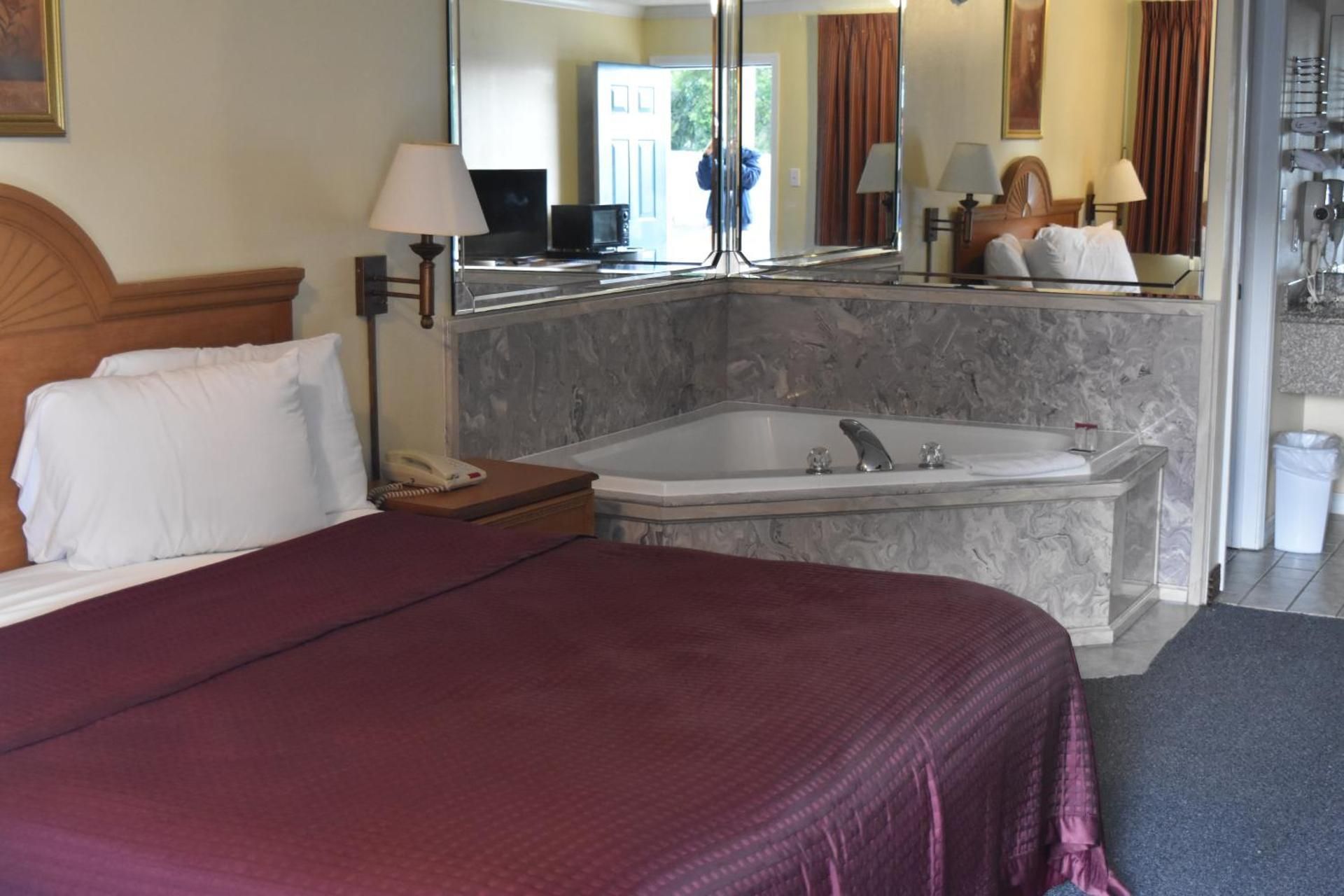 Star Inn Biloxi Suite with Hot Tub