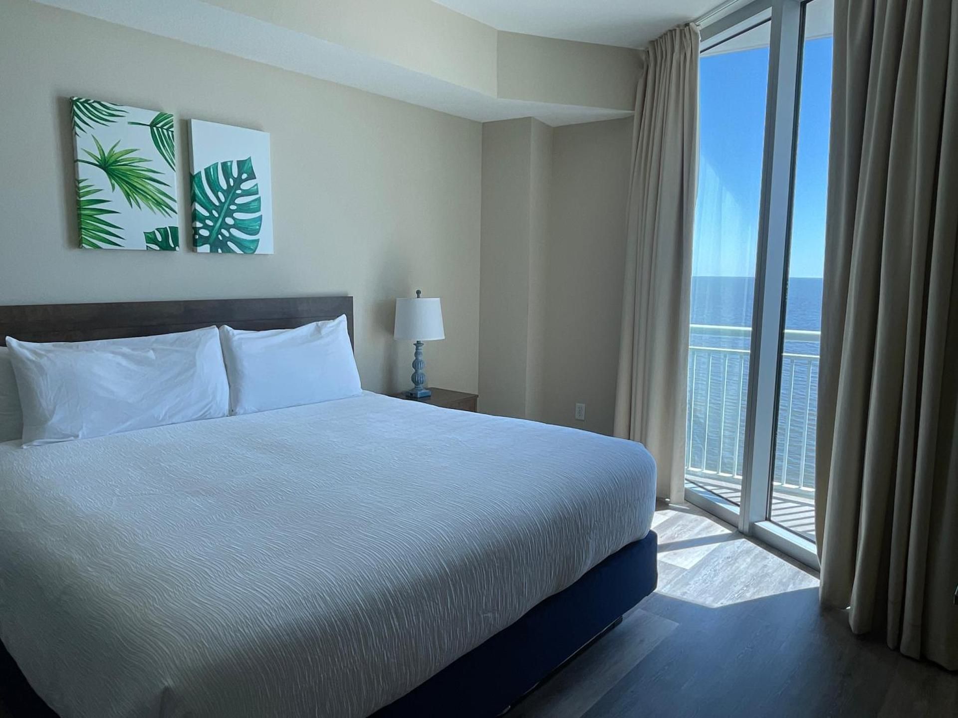 Two-Bedroom Suite with Ocean View with 1 and 1/2 Bath 