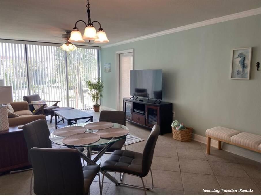 shared lounge/tv area