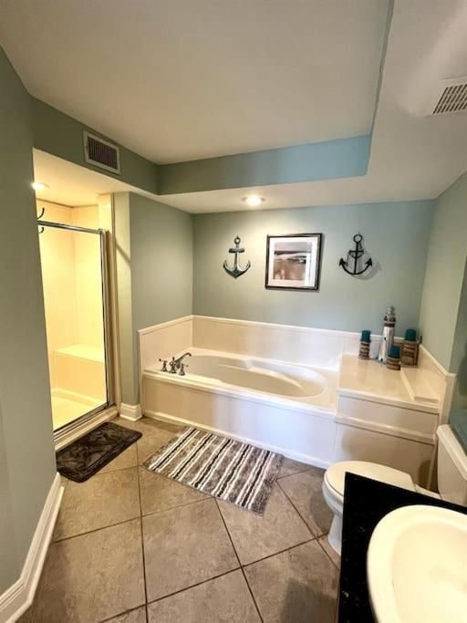 Biloxi Beach-Good Vibes Condo Apartment with Pool View  3