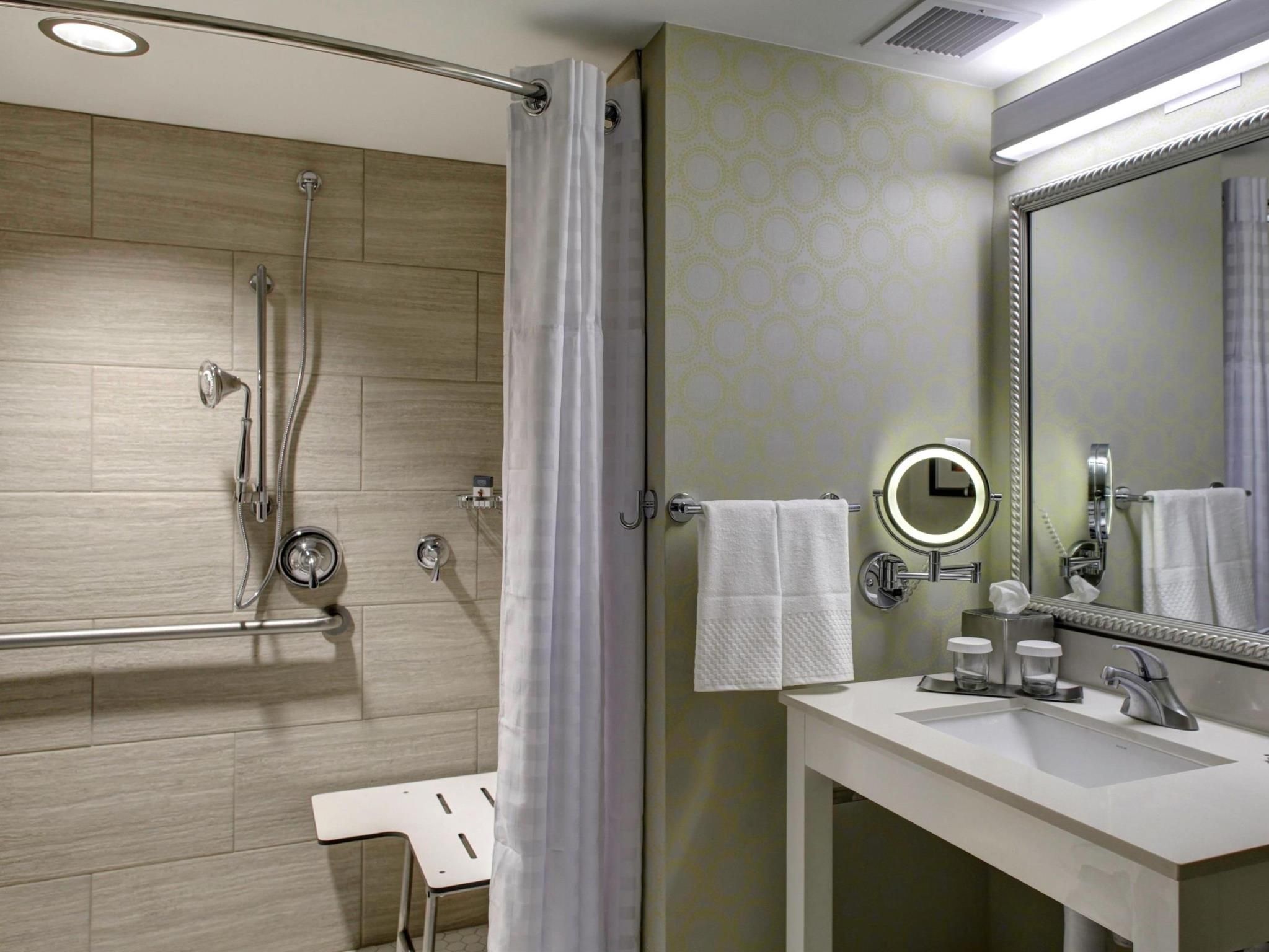 2 Queen Hearing Access -corner Rm - Gulf View