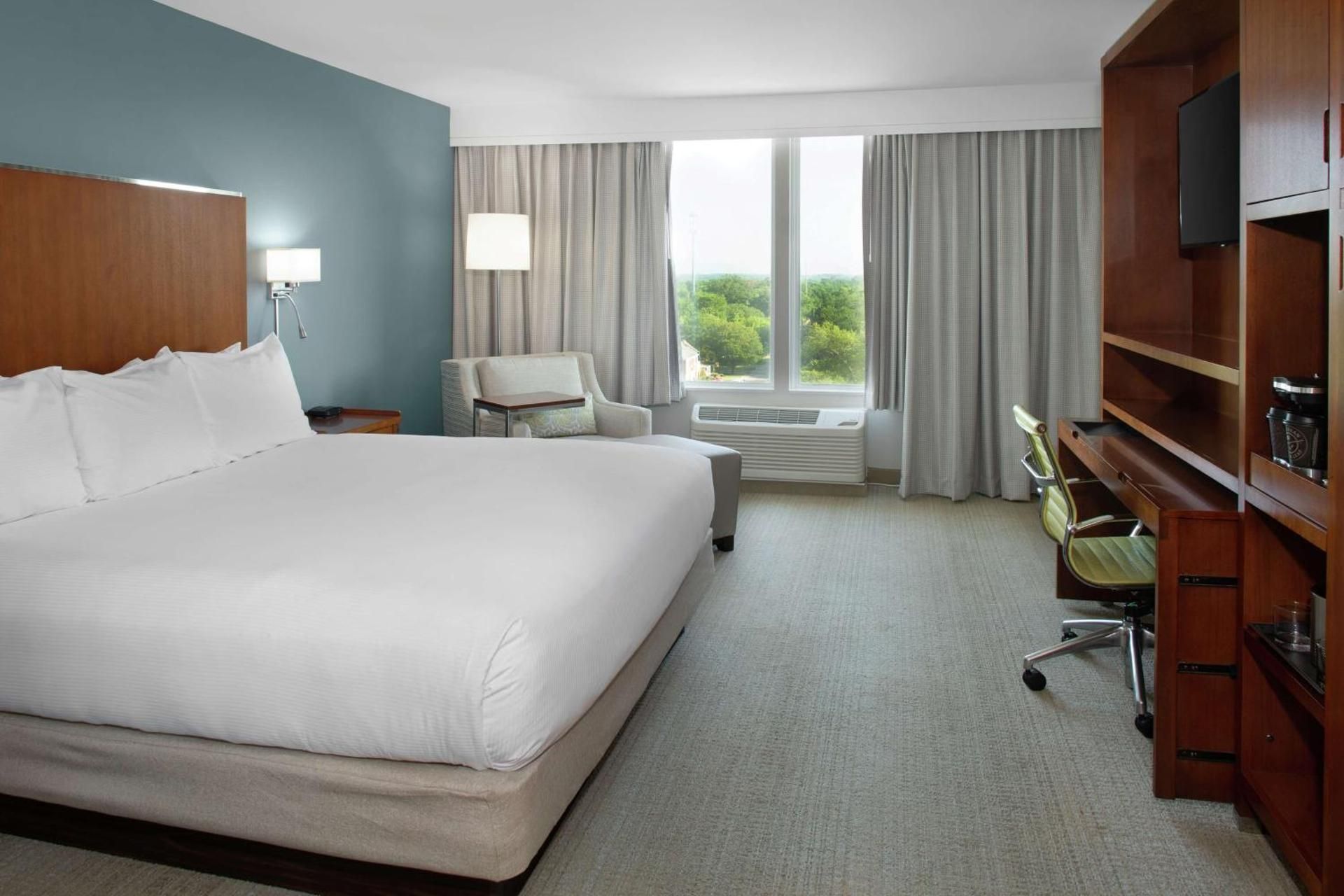 1 King Bed Hearing Accessible