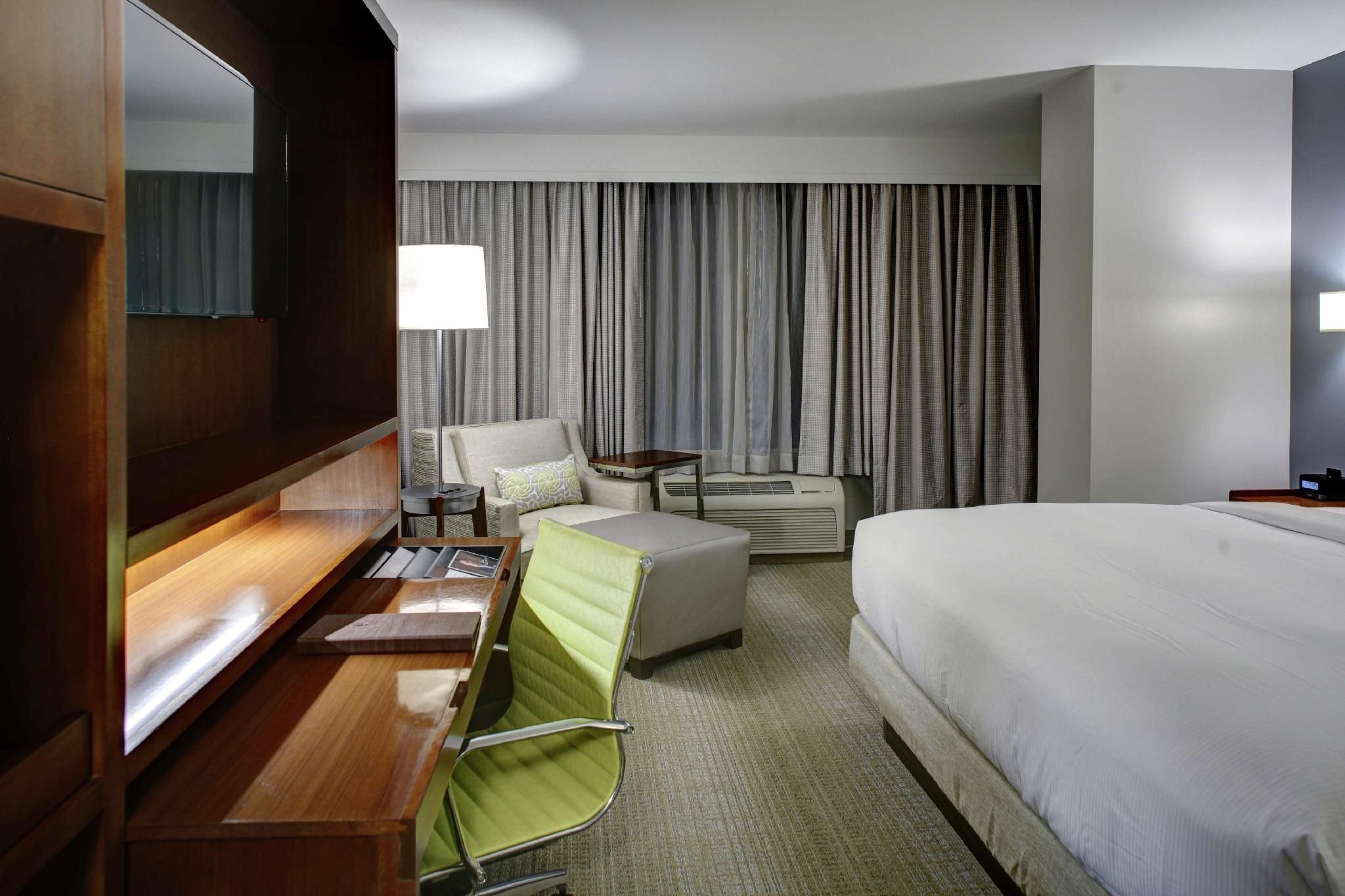 DoubleTree by Hilton Biloxi 1 King Mob/hearing Access Tub-gulf View