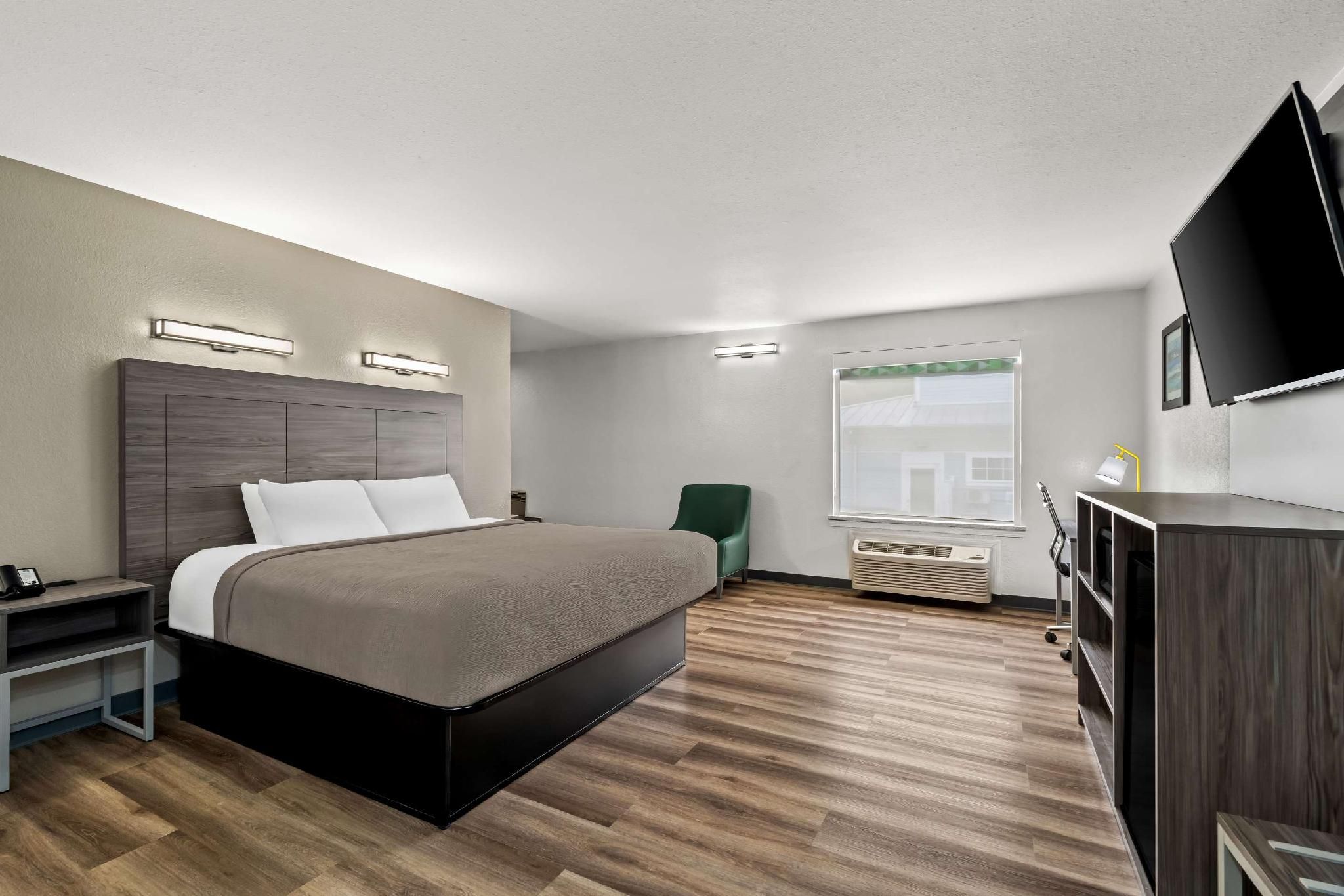 1 King Bed, Nonsmoking