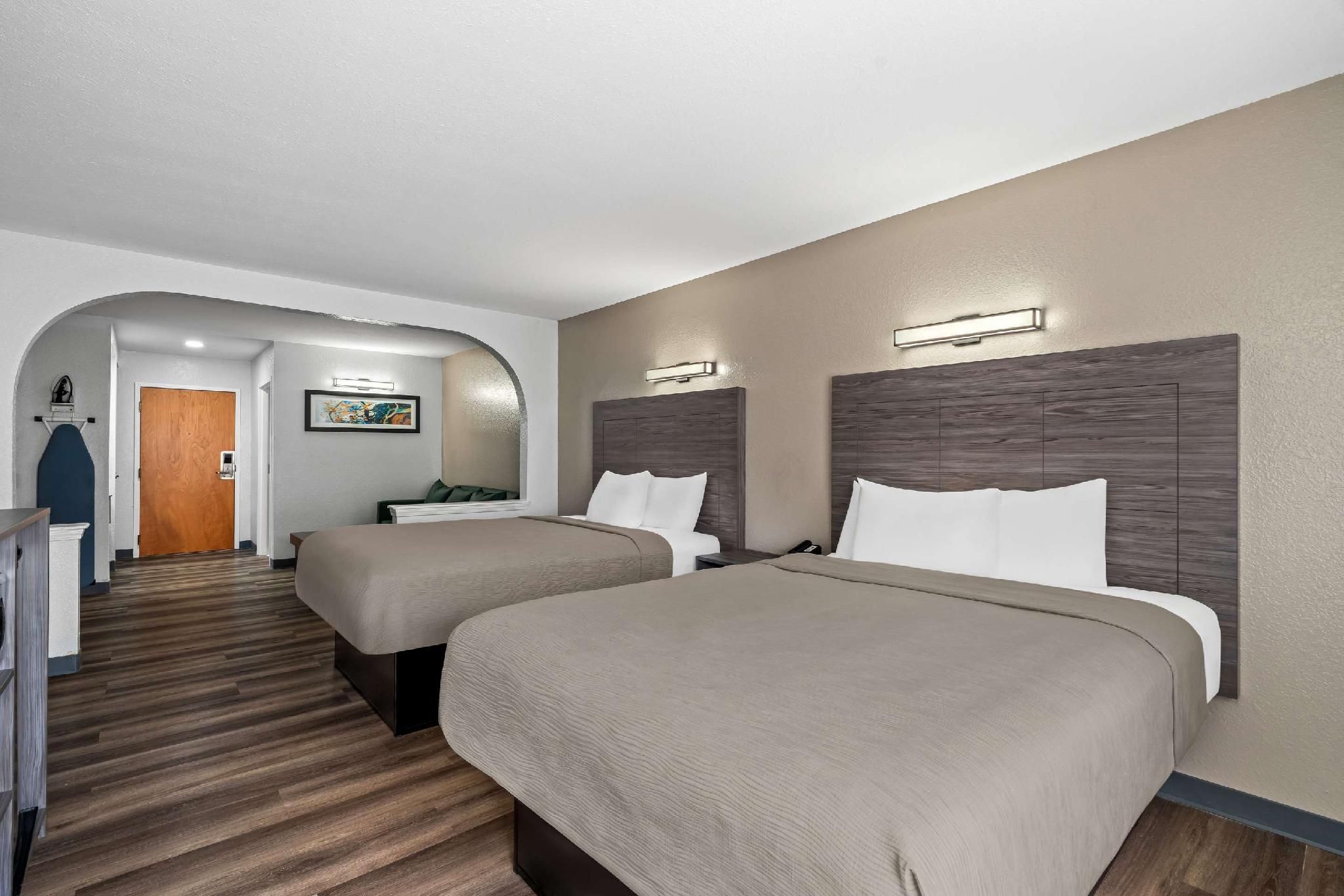 2 Queen Beds, Suite, Nonsmoking