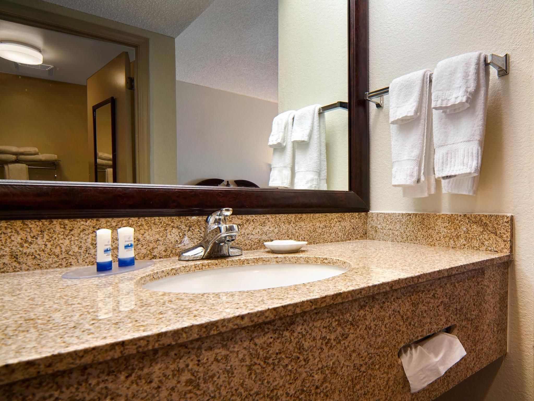 Spark by Hilton Biloxi Ocean Springs Queen Suite 3