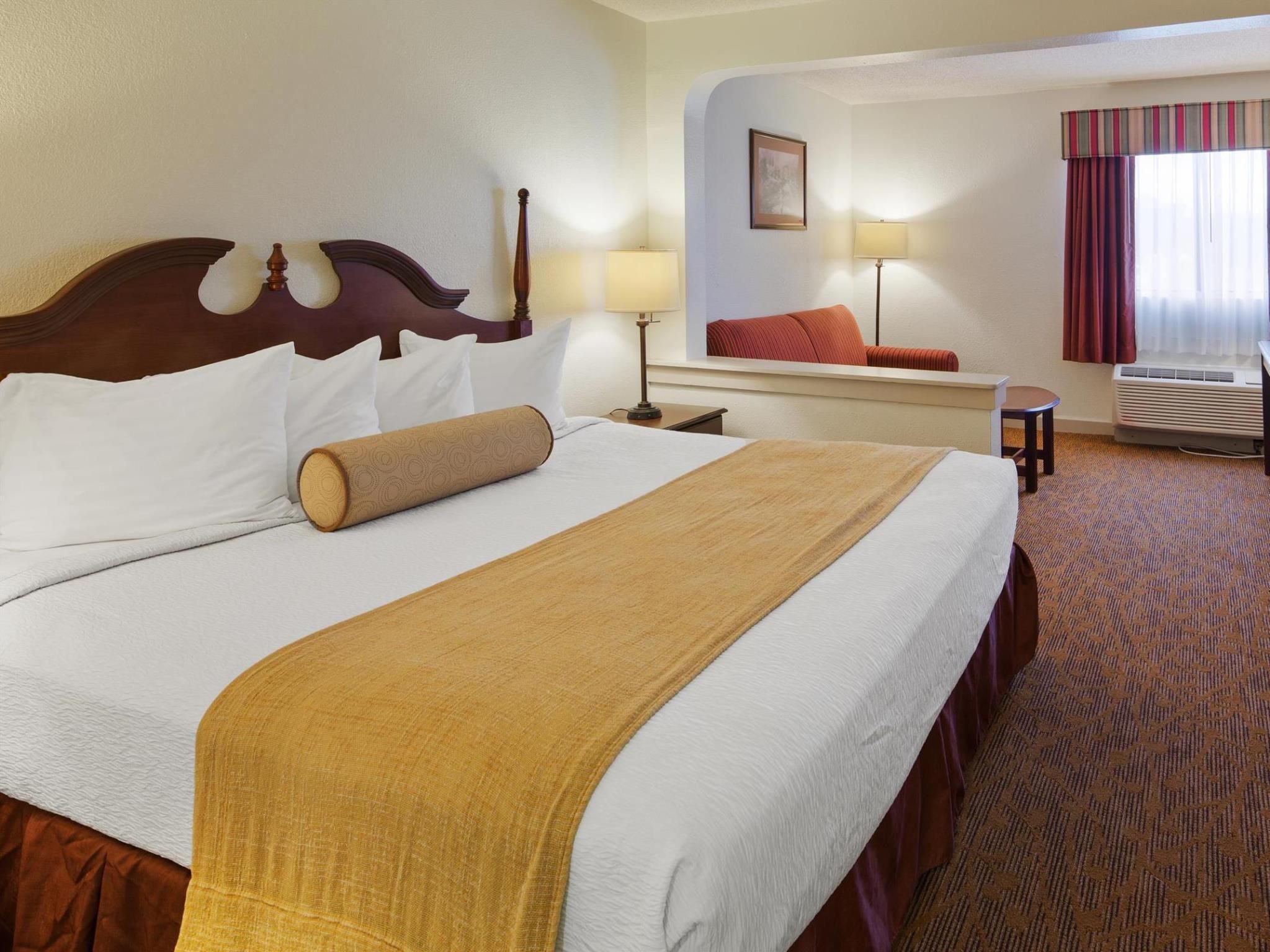 Spark by Hilton Biloxi Ocean Springs Queen Suite