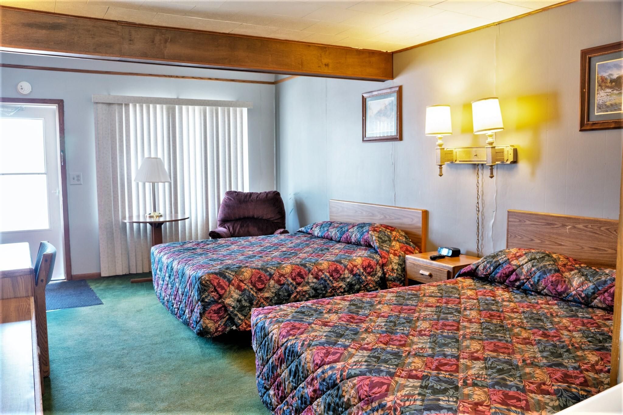 Unit-Private Bathroom-2 queens small room