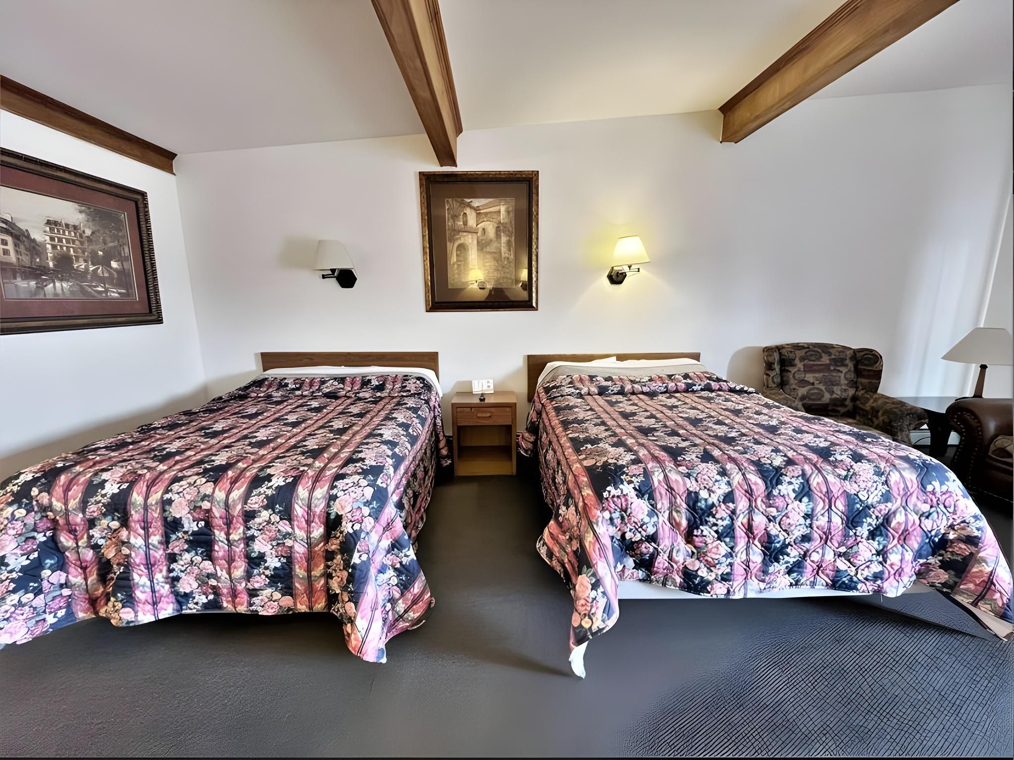 Siesta Motel Suite-Private Bathroom-2 queens plus living room 2