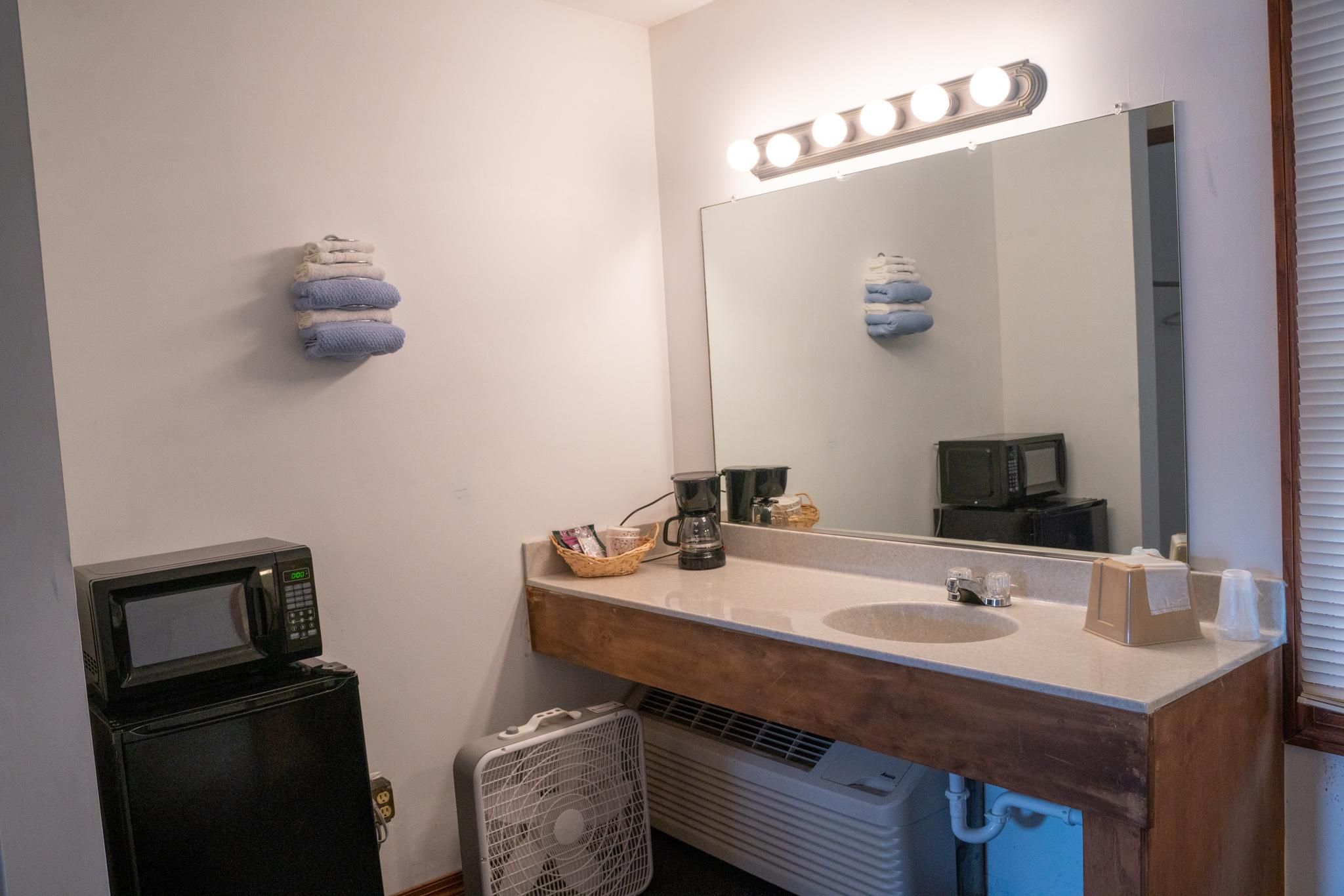 Unit-Private Bathroom-2 queens large room