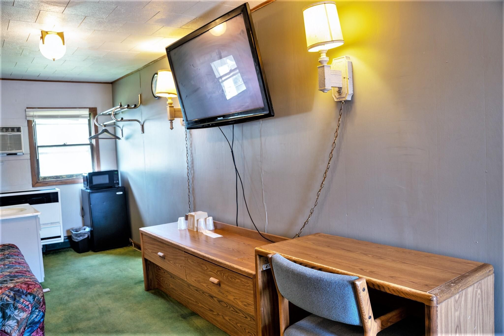 Unit-Private Bathroom-1 Queen (small room)