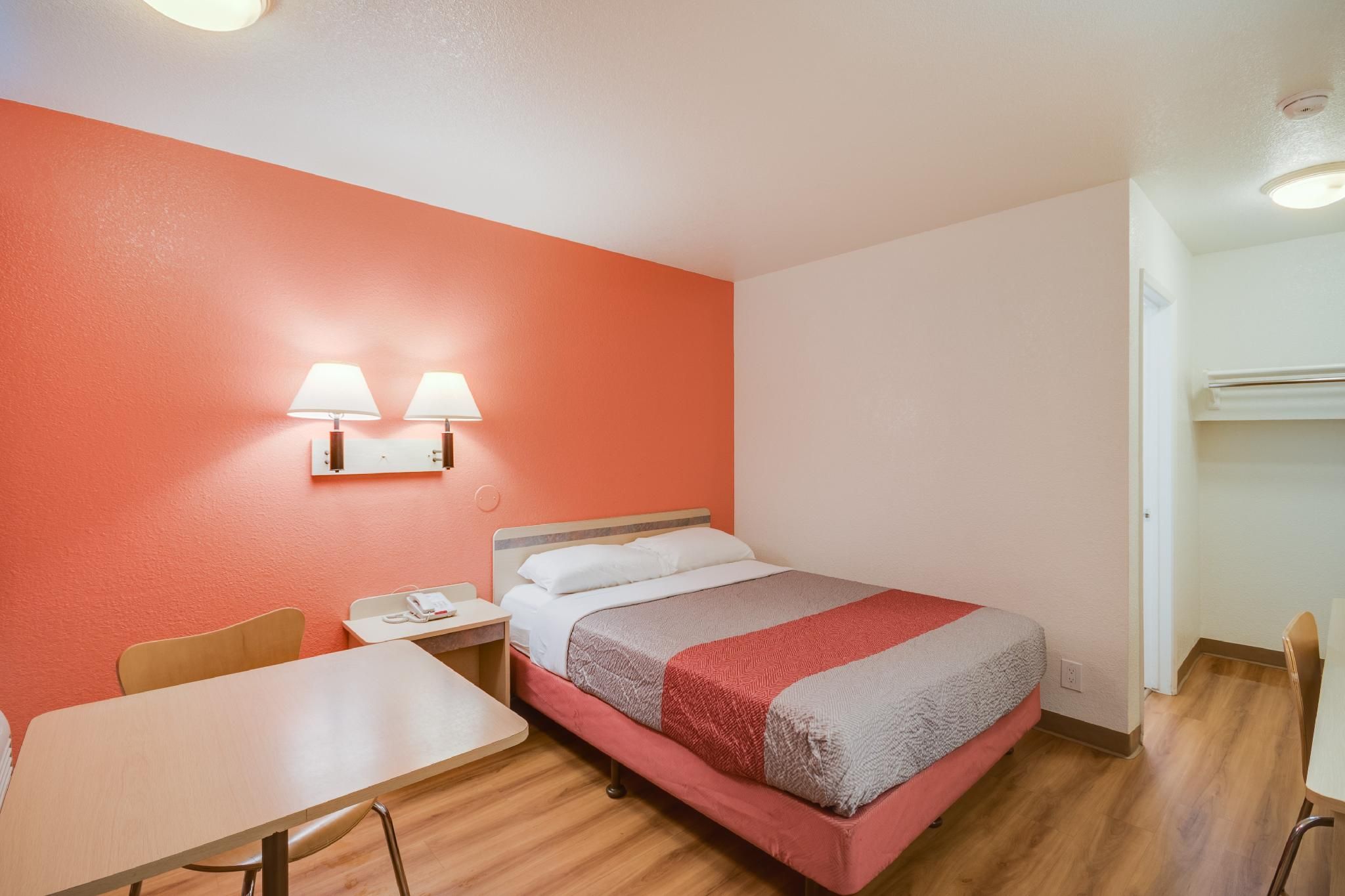 1 Queen Bed
