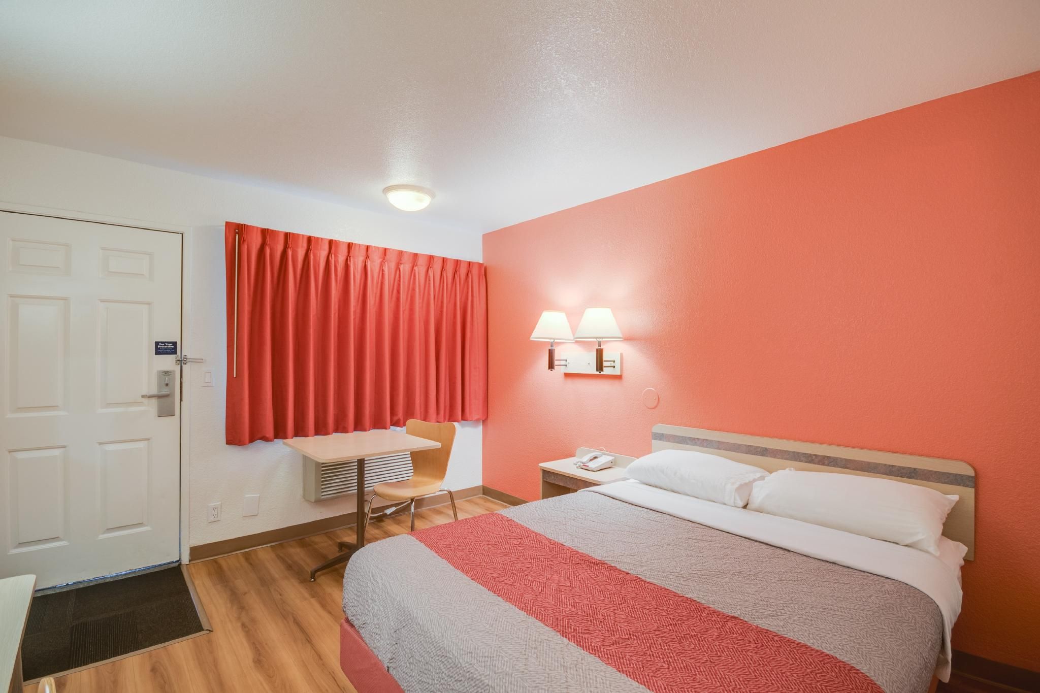 1 Queen Bed