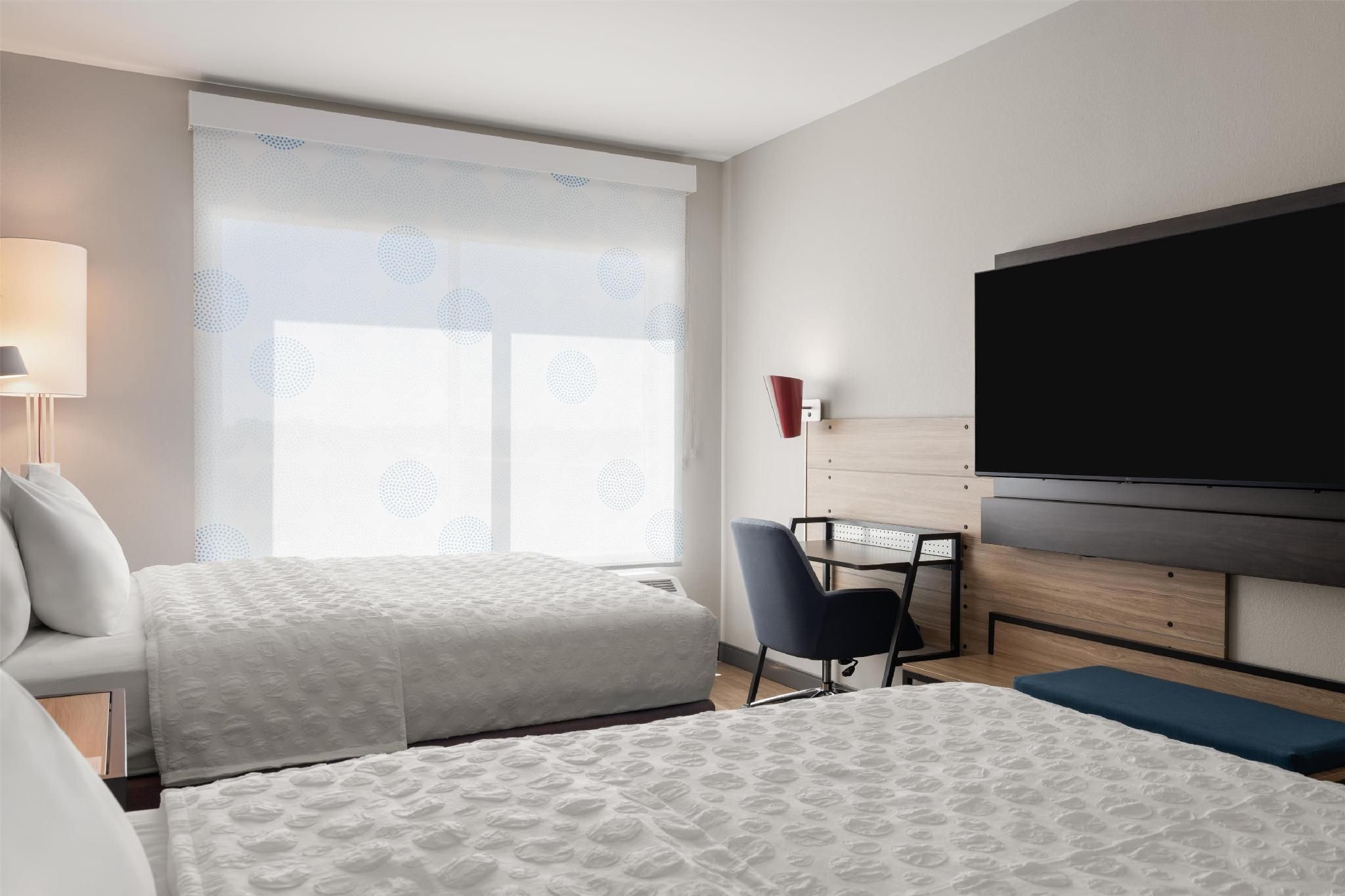 2 Queen Mobility Accessible with Tub