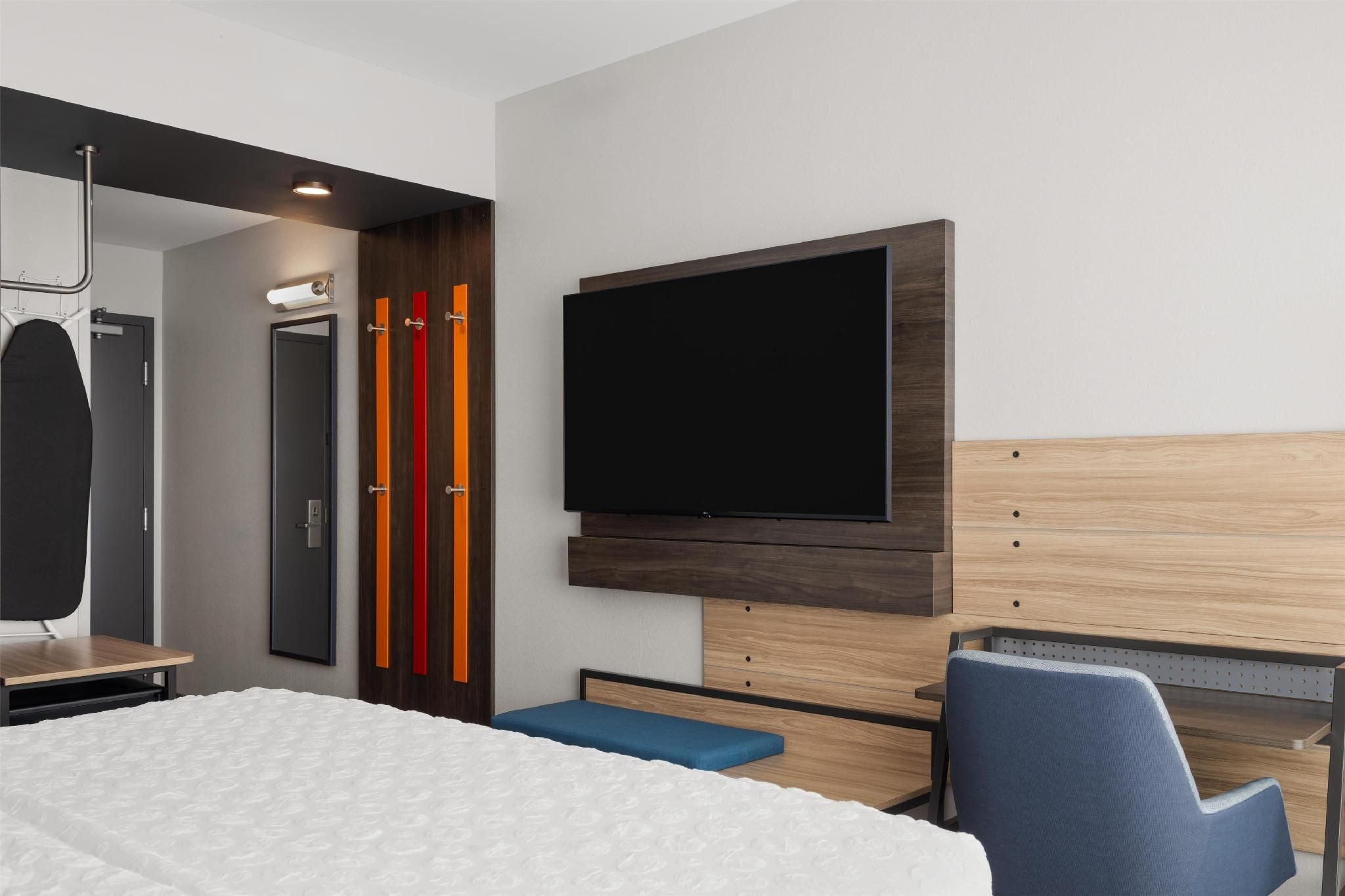 1 King Mobility/Hearing Acc Roll In Shower