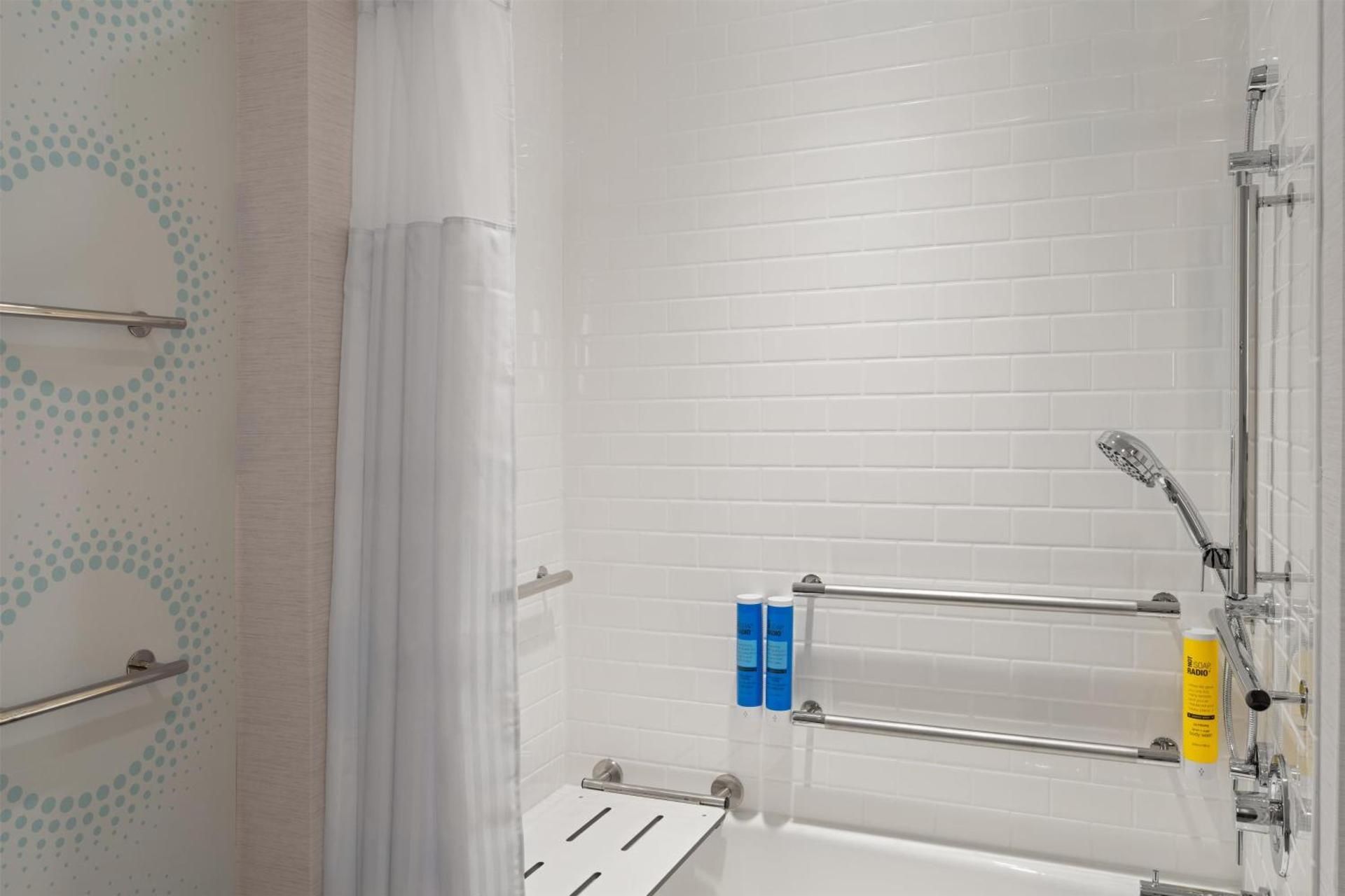 King Room with Bath Tub - Mobility Access