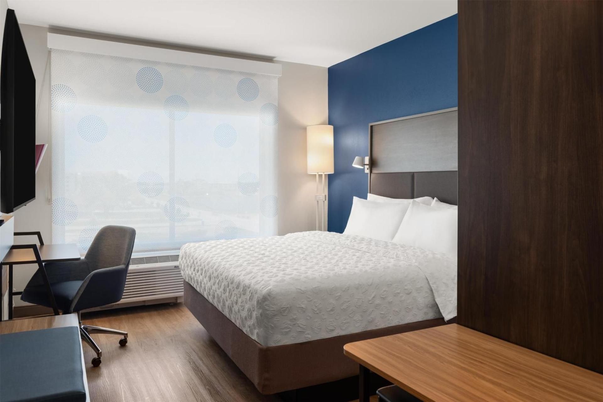 Tru by Hilton Kearney King Room with Walk-In Shower