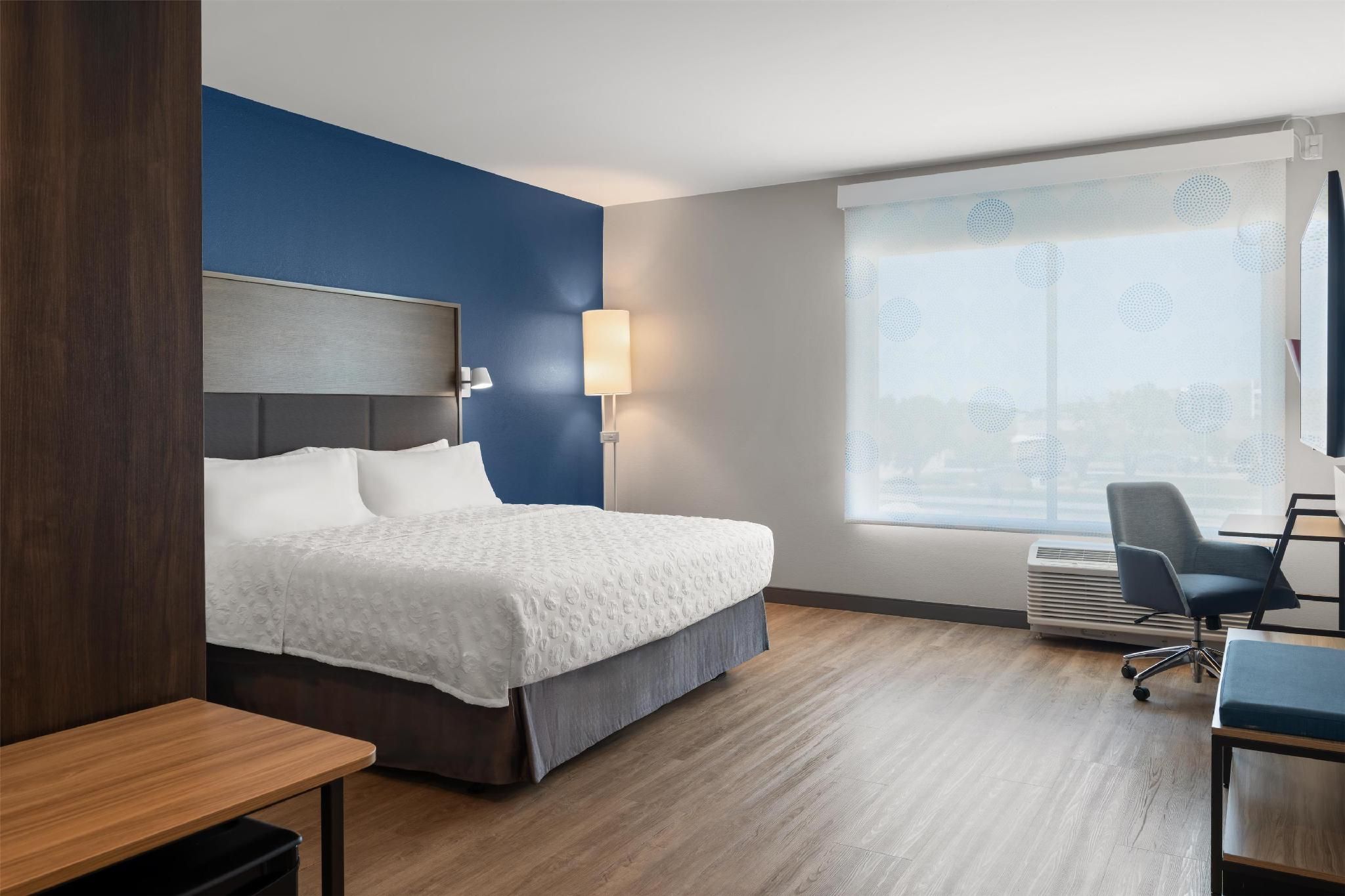 Tru by Hilton Kearney 1 King Mobility Accessible with Tub