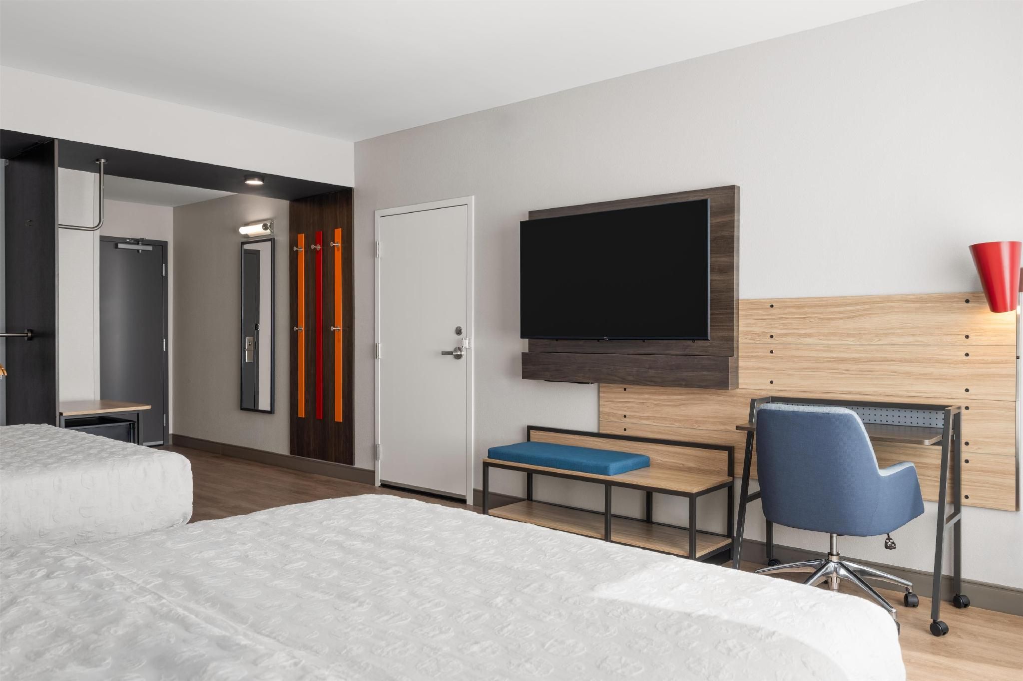 2 QUEEN MOBILITY/HEARING ACCESS W/TUB