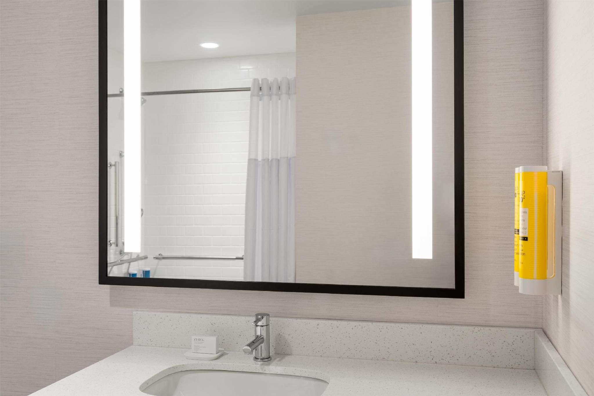 2 QUEEN MOBILITY/HEARING ACCESS W/TUB