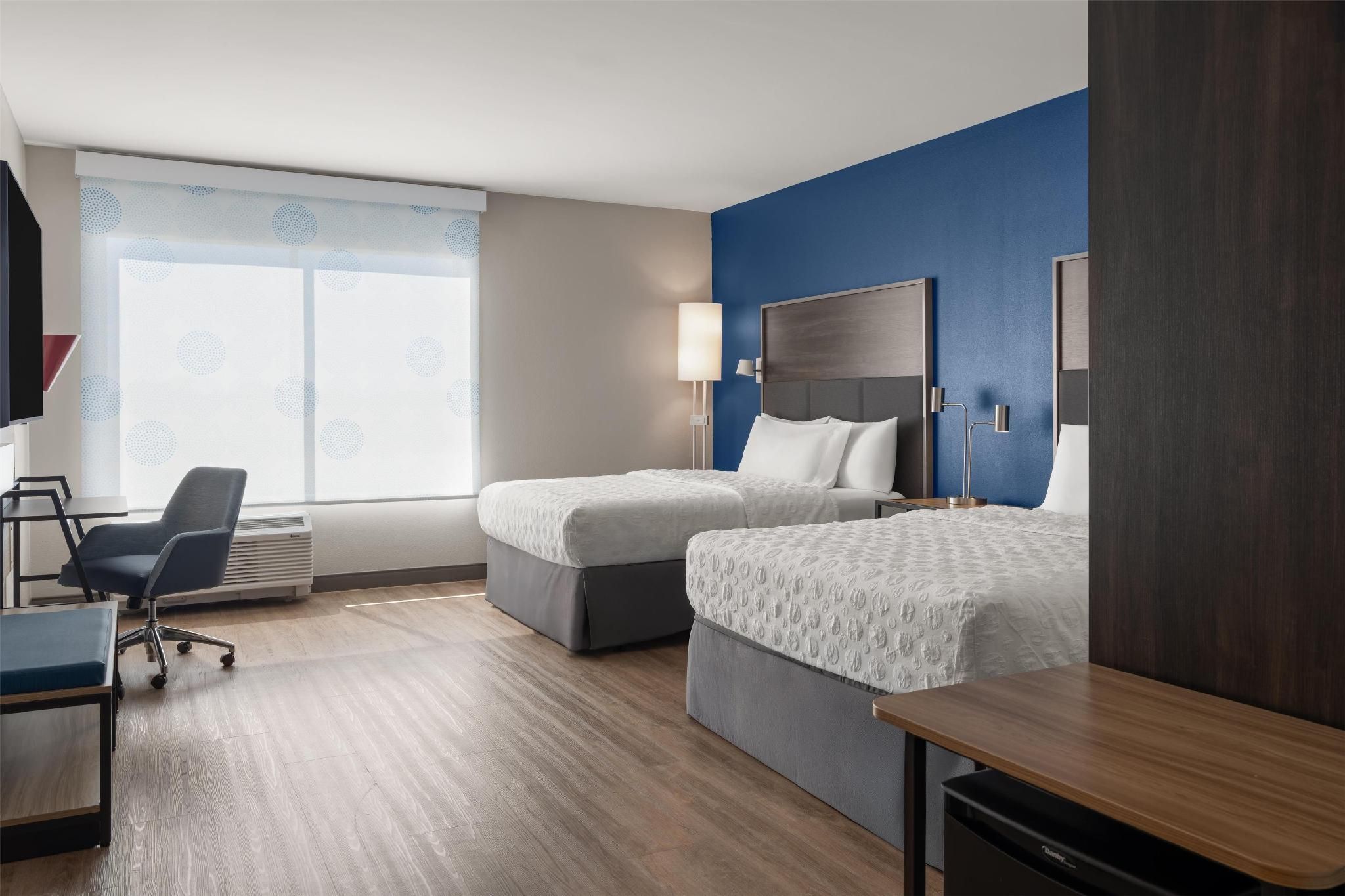 2 QUEEN MOBILITY/HEARING ACCESS W/TUB