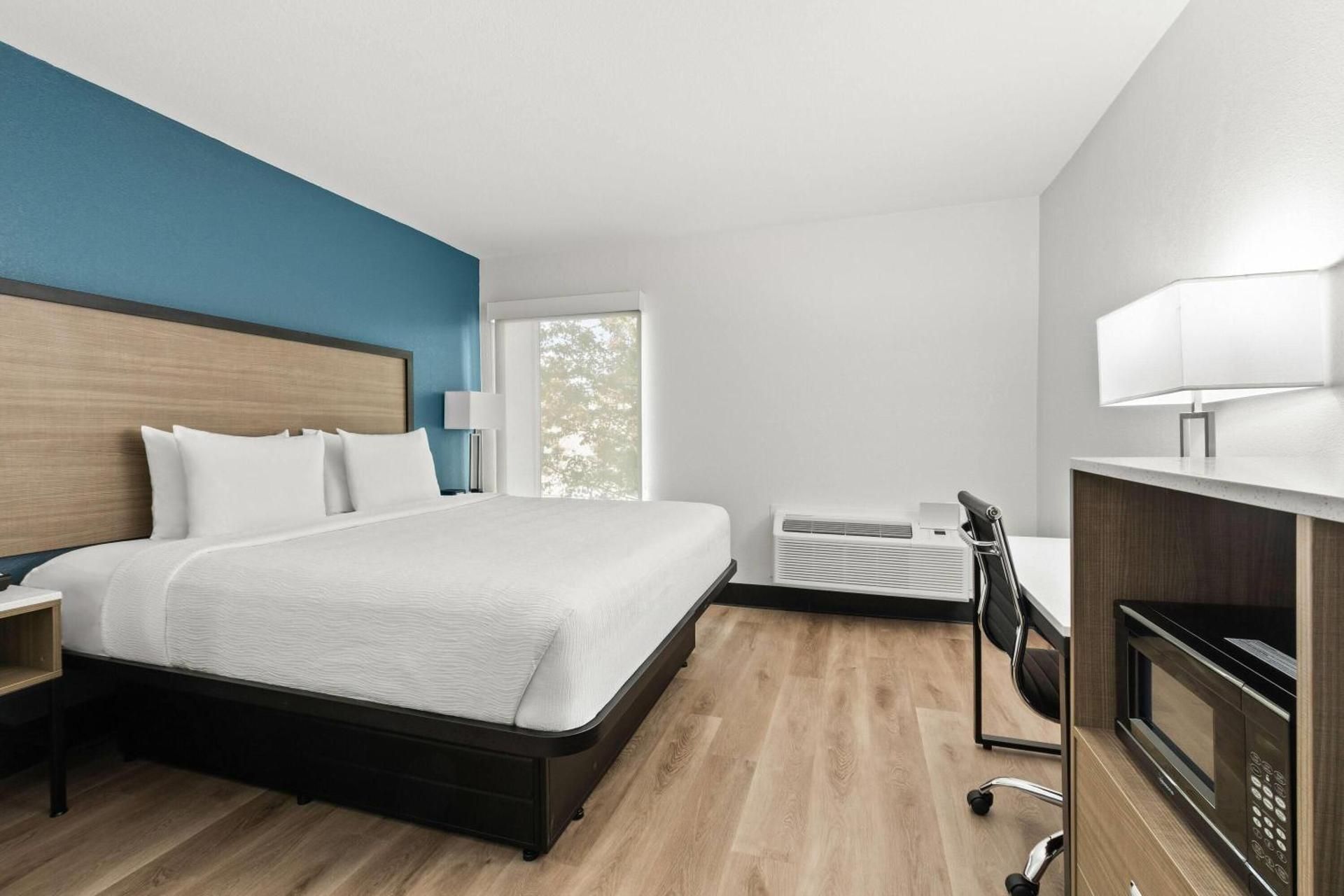 One-Bedroom King Suite - Non-Smoking