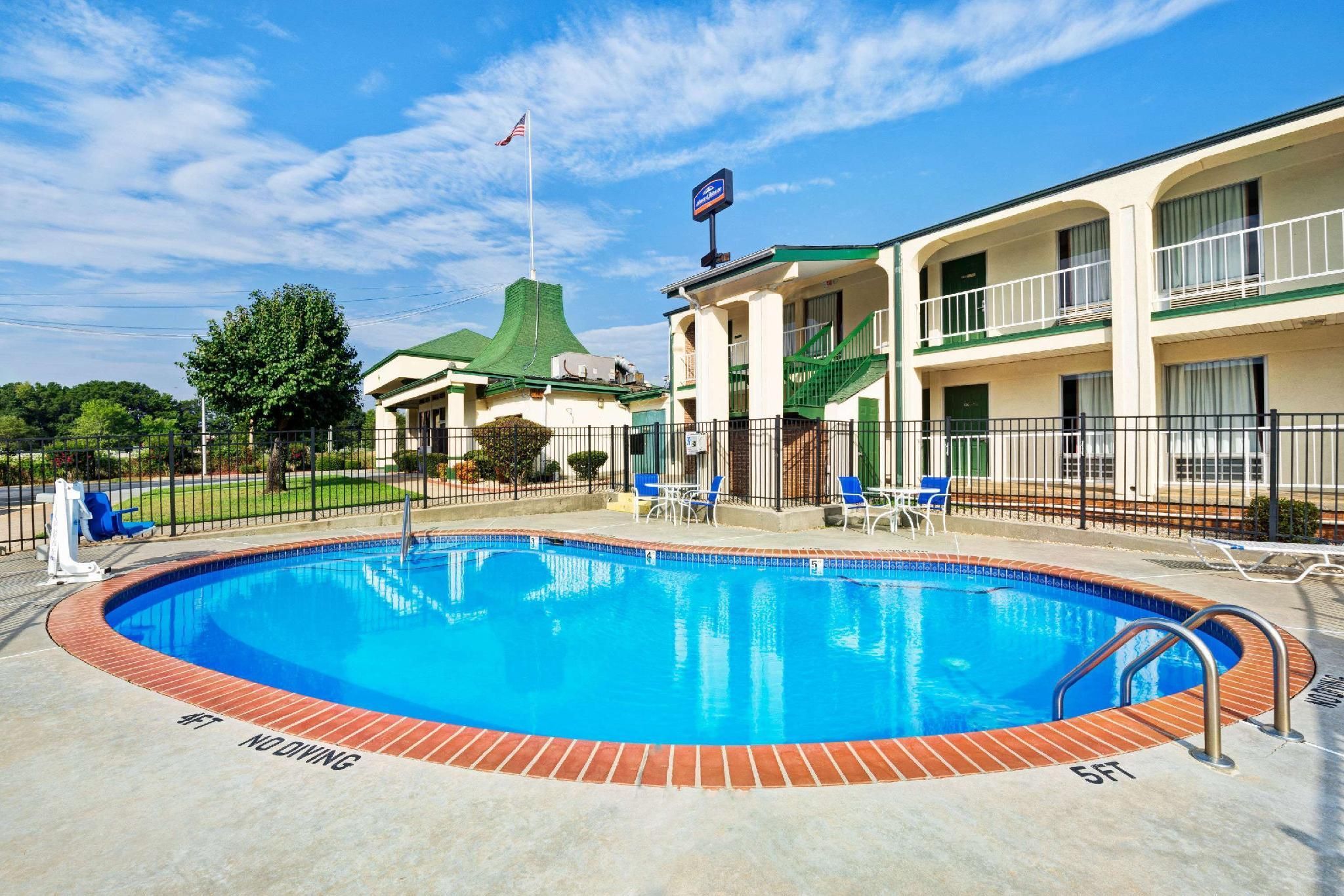 swimming pool [outdoor]