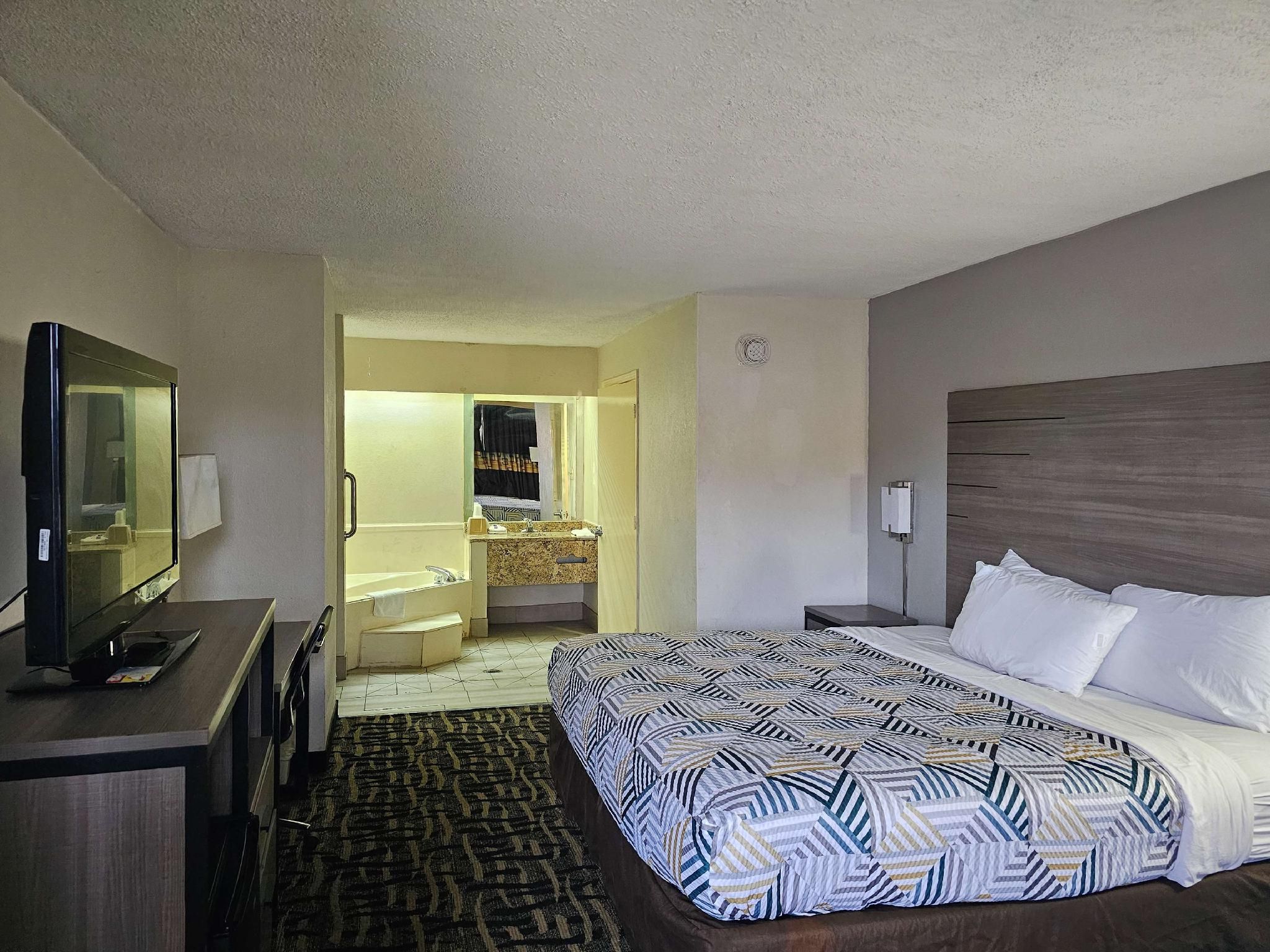 1 King Bed | Suite, Smoking, Hot Tub, Micfridge