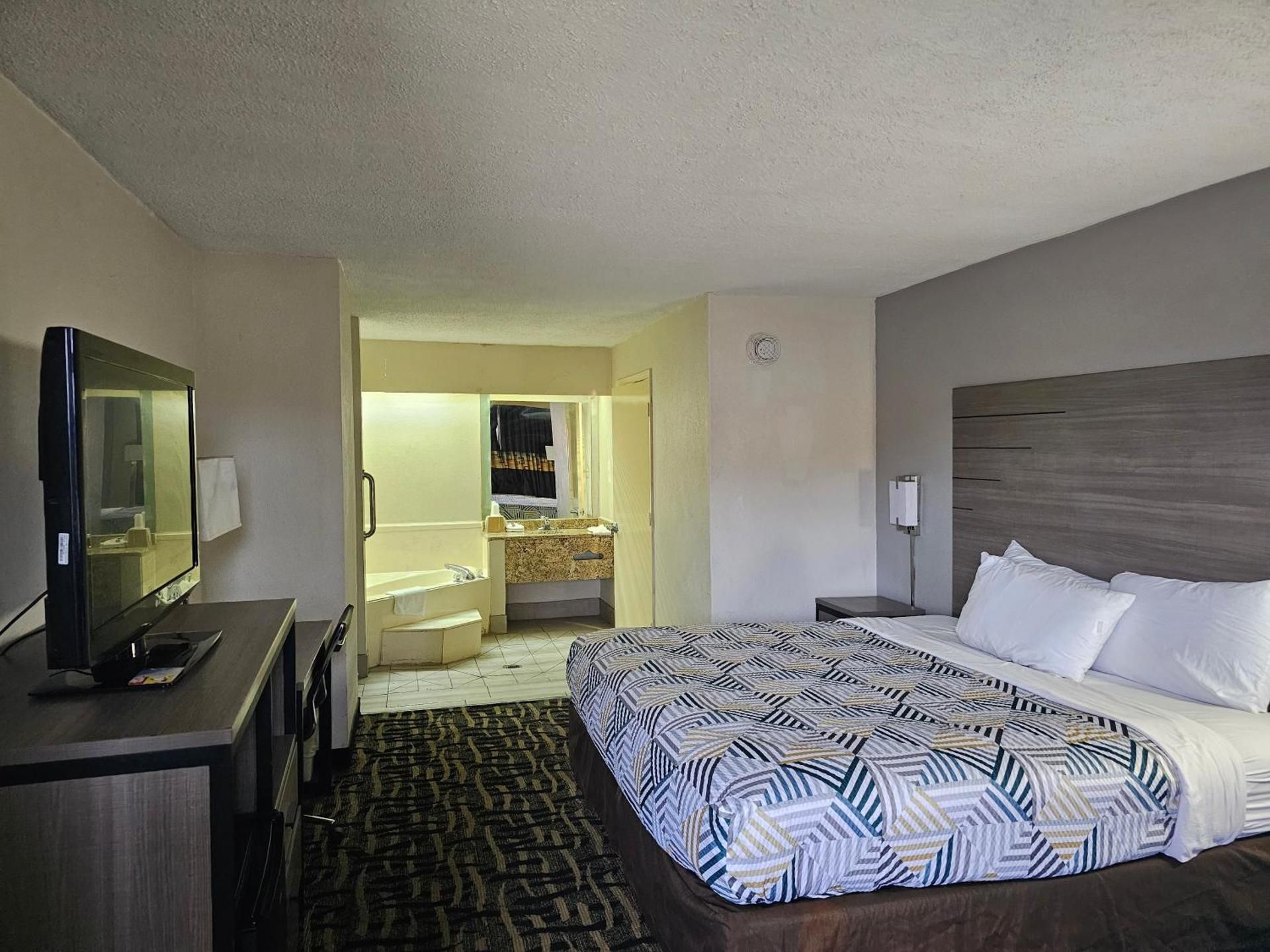 1 King Bed | Mob Acc RI Shwr Nsmk Micfridg
