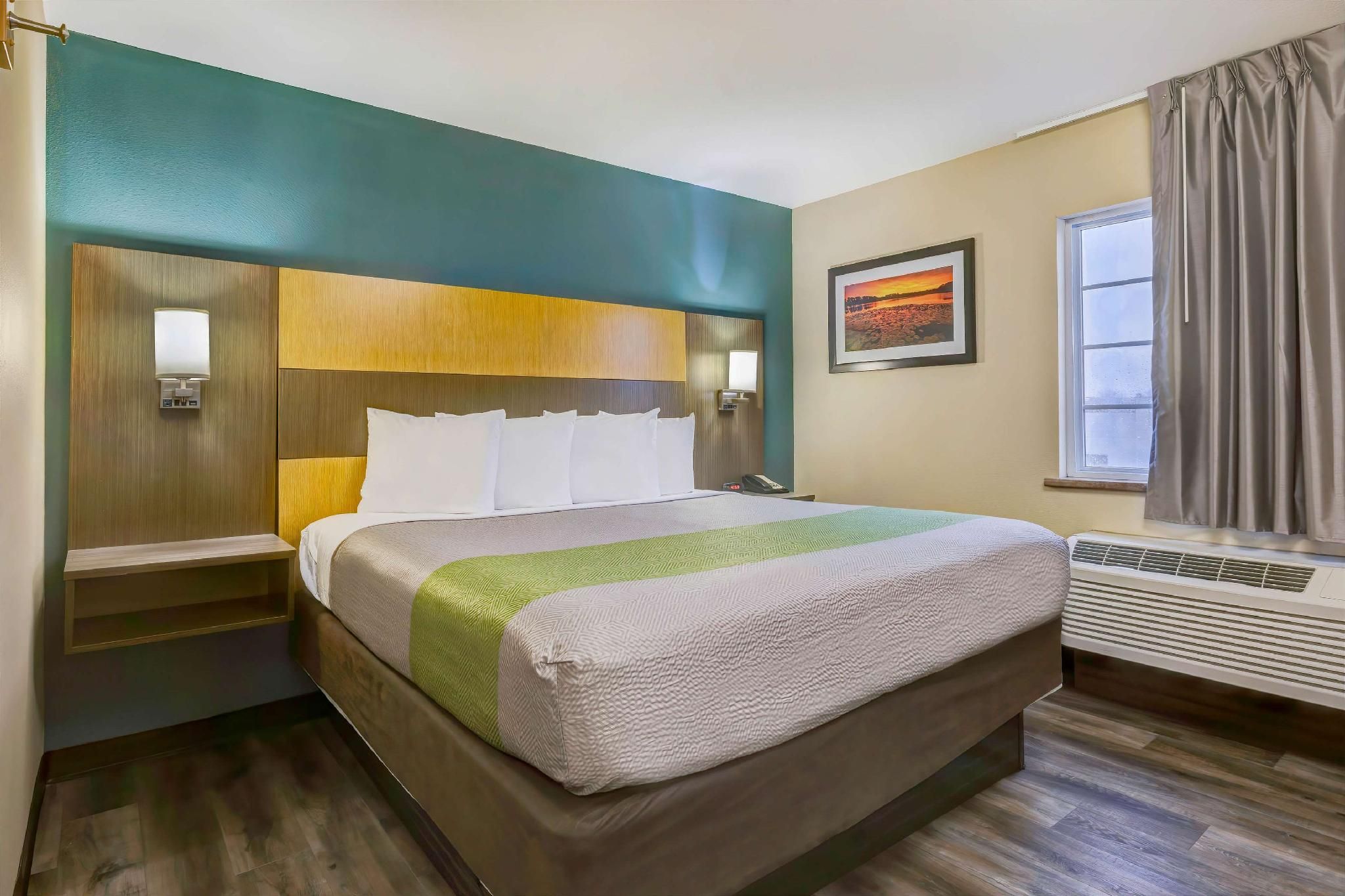 Studio 6  Lenexa, KS - Overland Park 1 King Bed | Non-Smoking, Kitchen