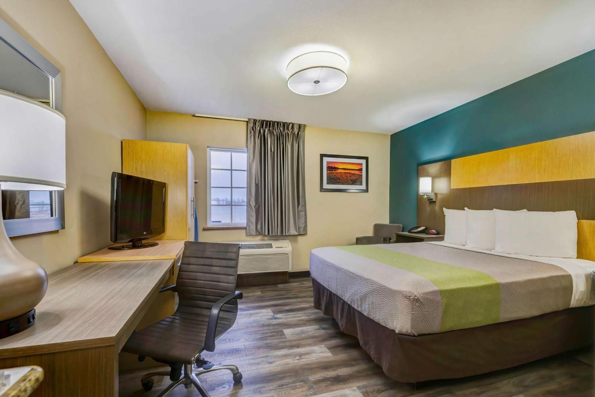 Studio 6  Lenexa, KS - Overland Park 1 Queen Bed | Non-Smoking, Kitchen