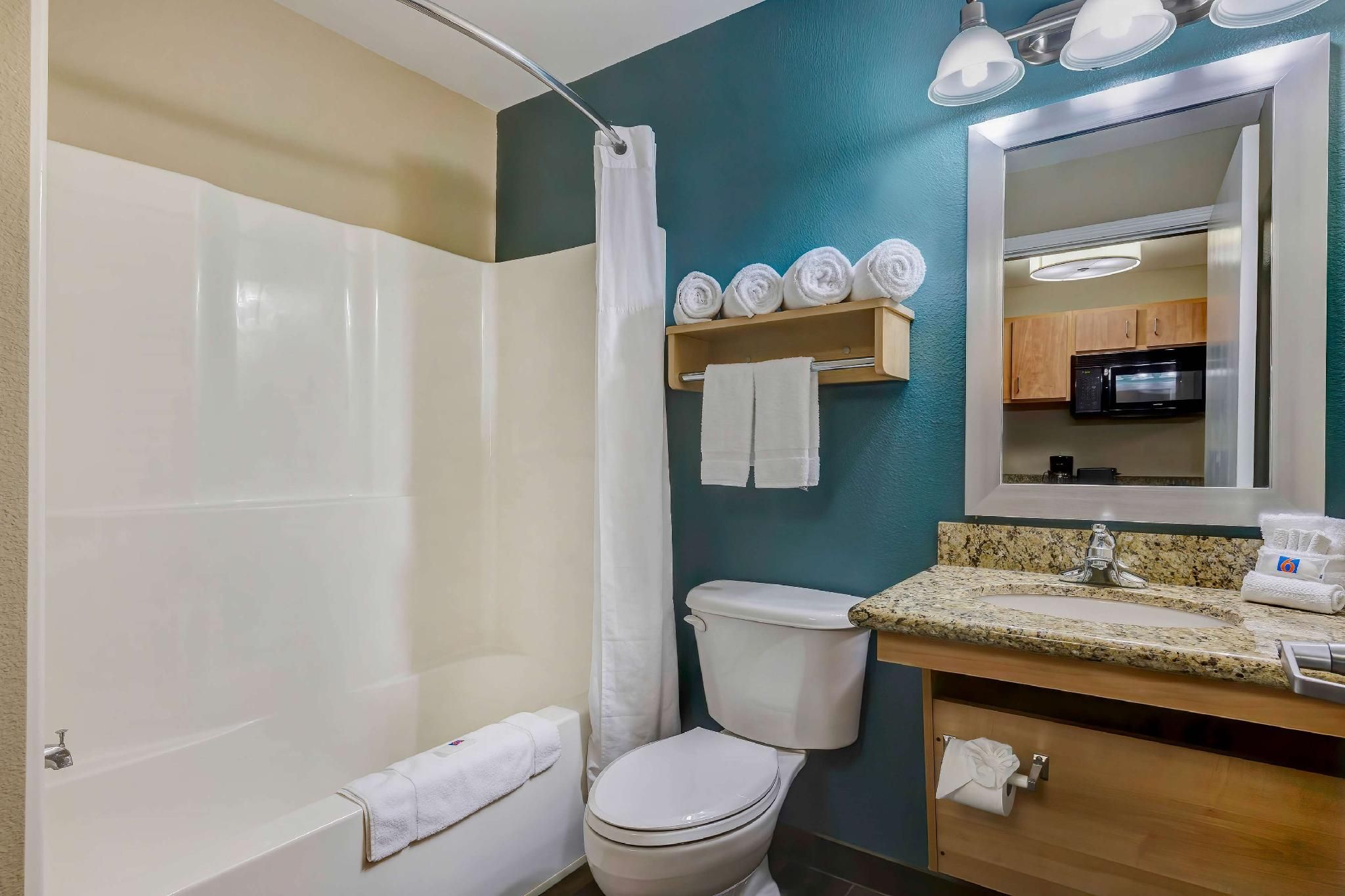 Studio 6  Lenexa, KS - Overland Park 2 Queen Beds | Non-Smoking, Kitchen 2