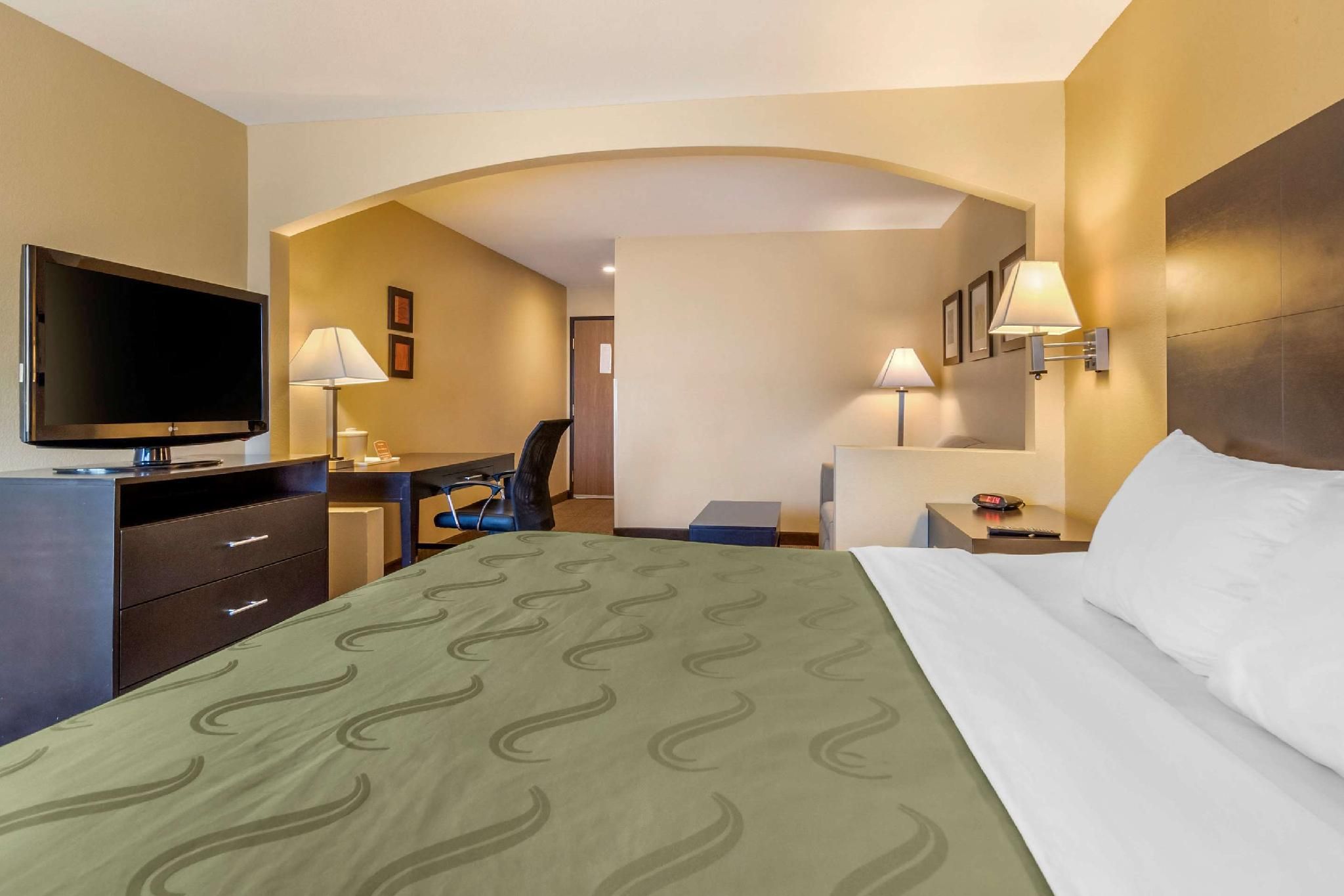1 King Bed, Suite, Nonsmoking