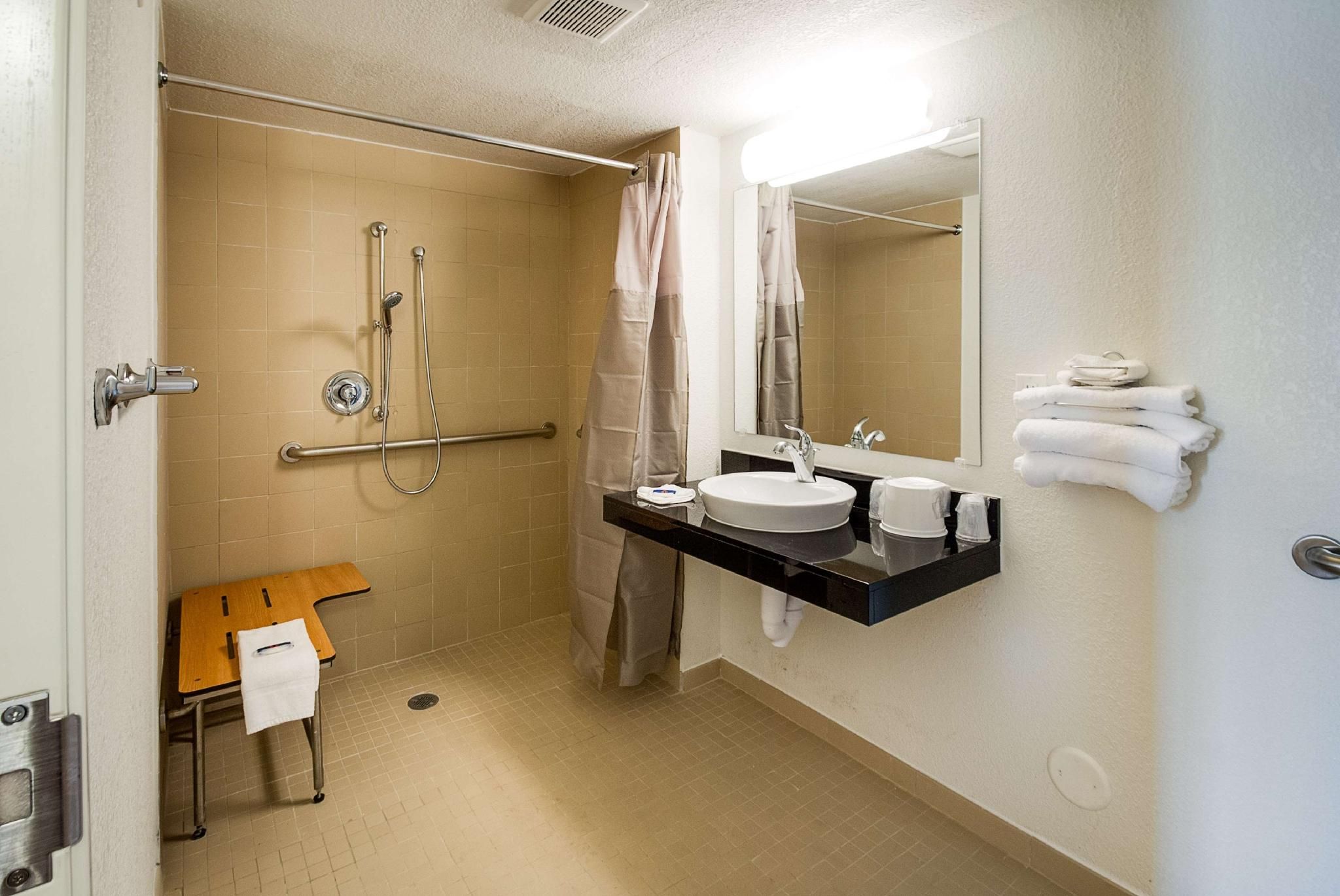 Motel 6 Lenexa, KS - Kansas City Southwest 1 Queen Bed | ADA/RI Shower 3