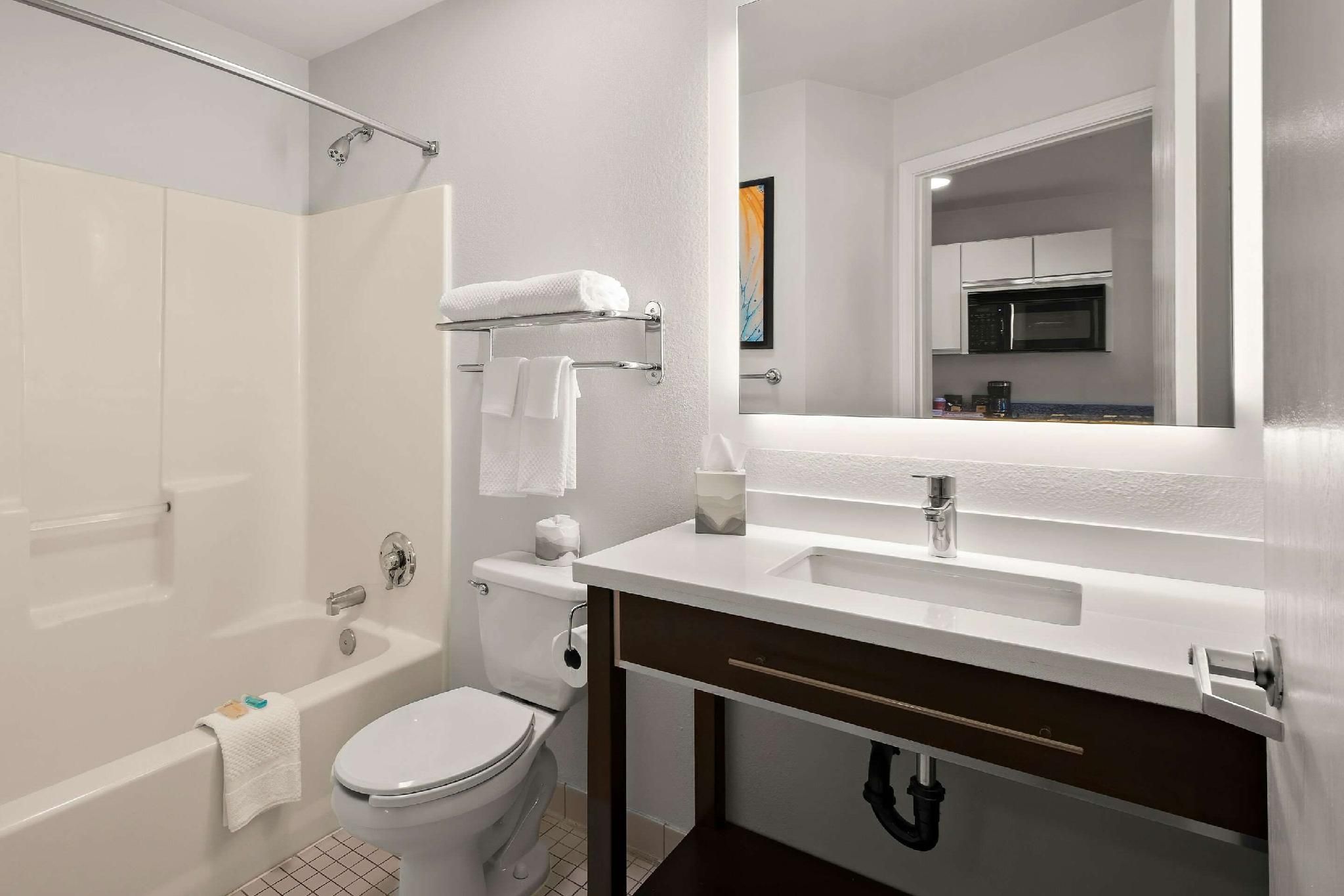 1 Queen Bed, Suite, Non-Smoking, Accessible