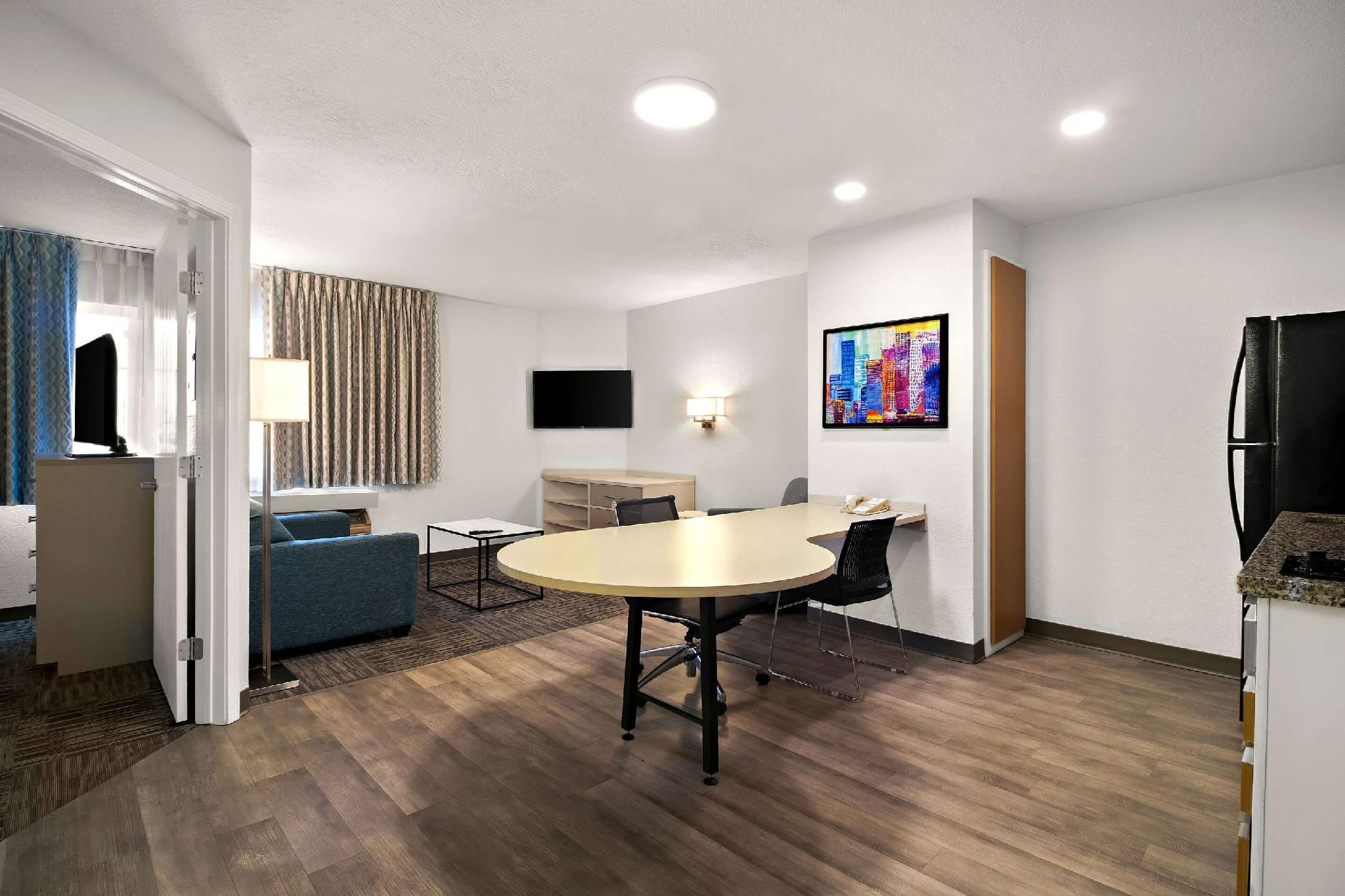 1 Queen Bed, Suite, Nonsmoking, Accessible