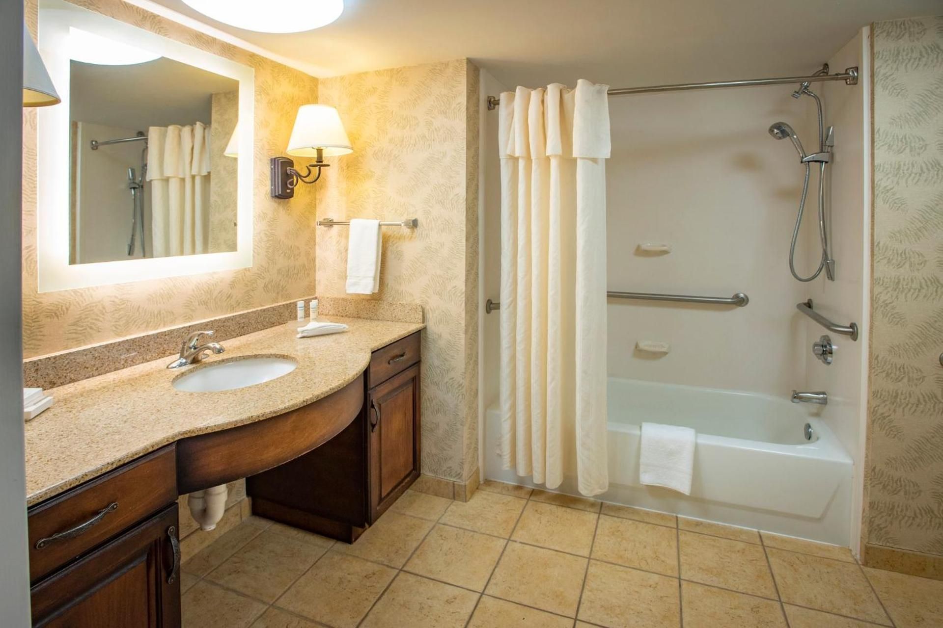 One-Bedroom Suite with Two Queen Beds - Communications Access Tub
