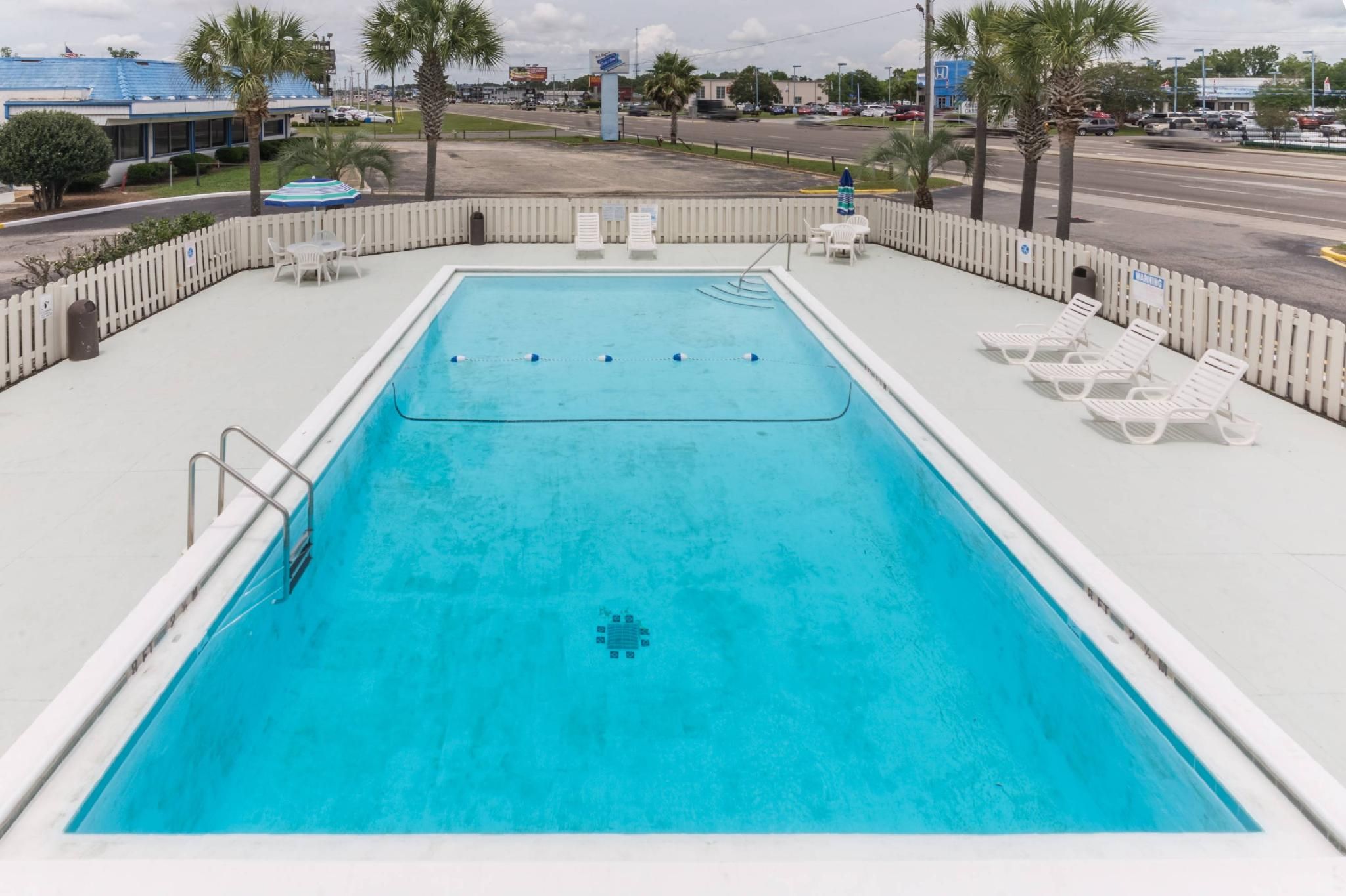 swimming pool [outdoor]