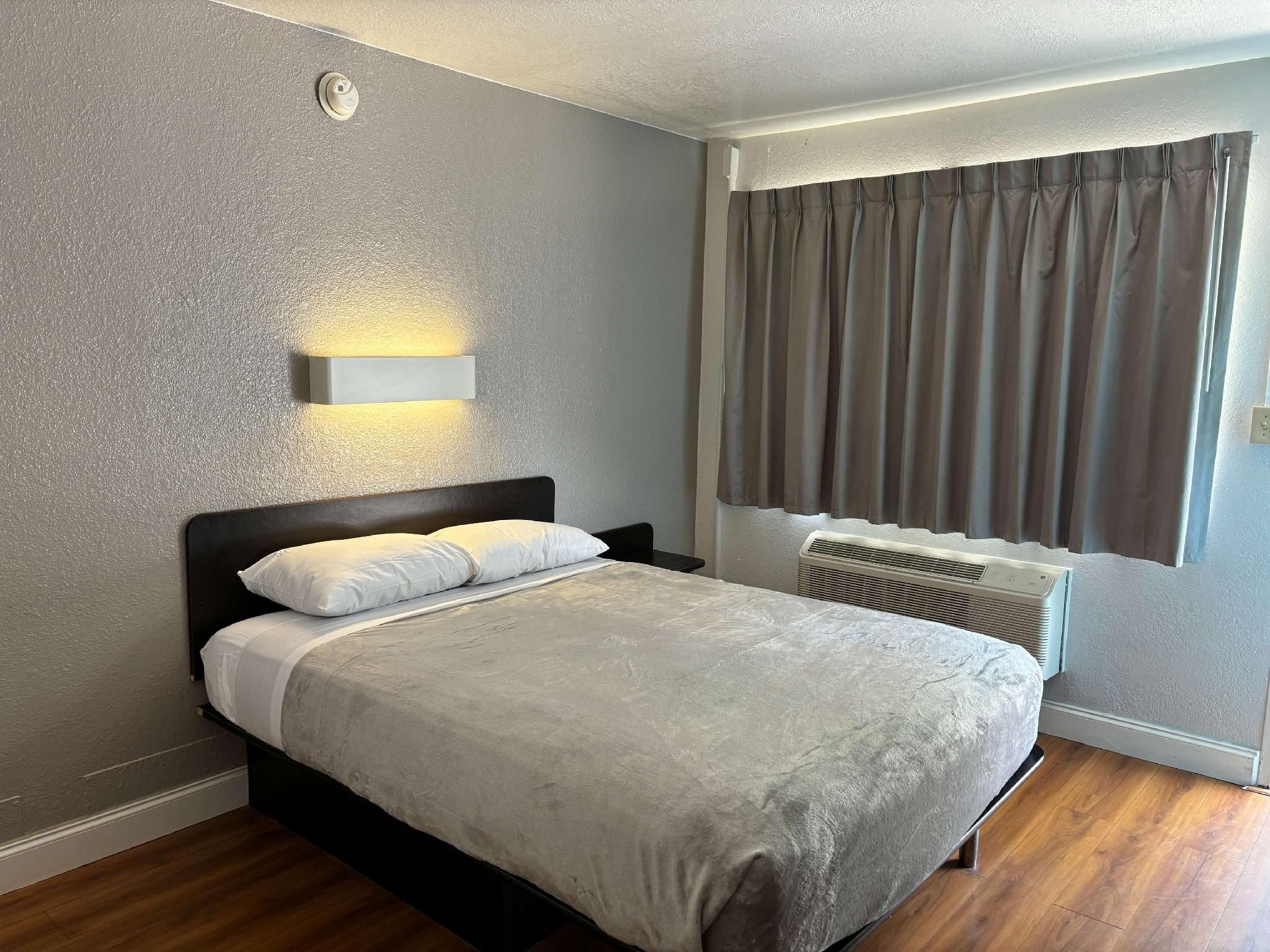 1 Queen Bed | Non-Smoking, Micfridge