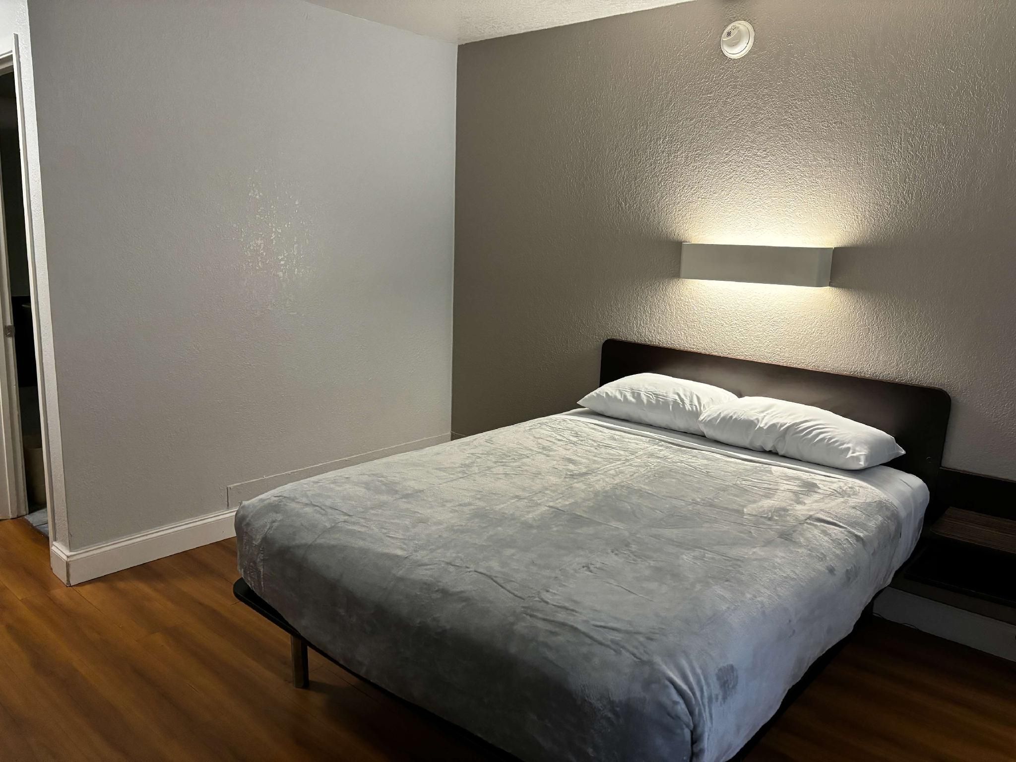 1 Queen Bed | Mob Acc RI Shwr Nsmk Micfridg