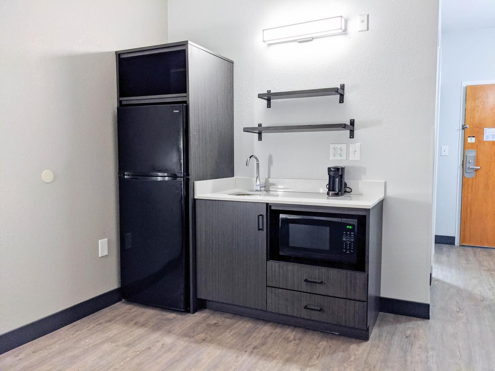 Studio 6  Pensacola, FL - West I-10 King Room - Non-Smoking 3