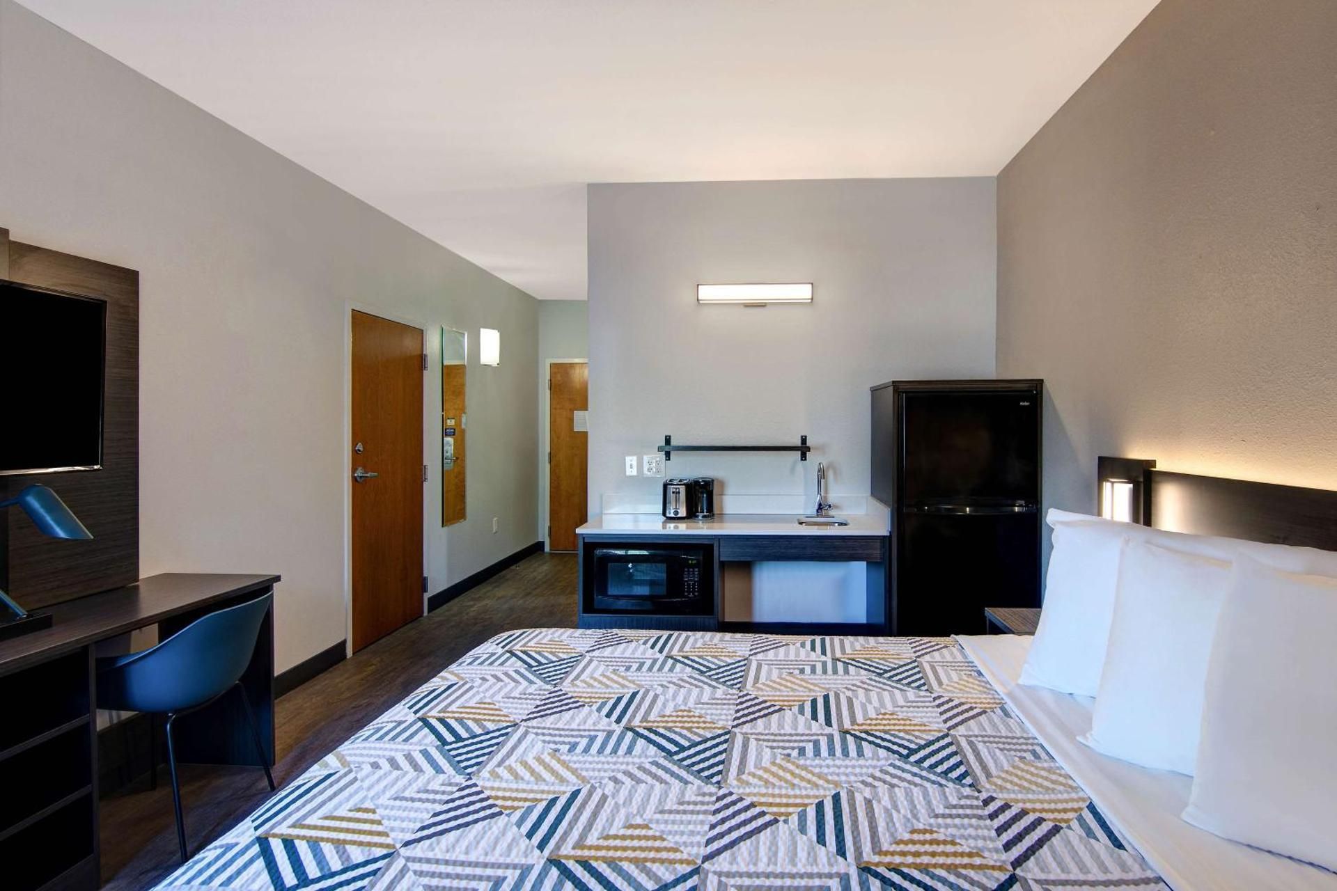 Studio 6  Pensacola, FL - West I-10 King Room - Non-Smoking