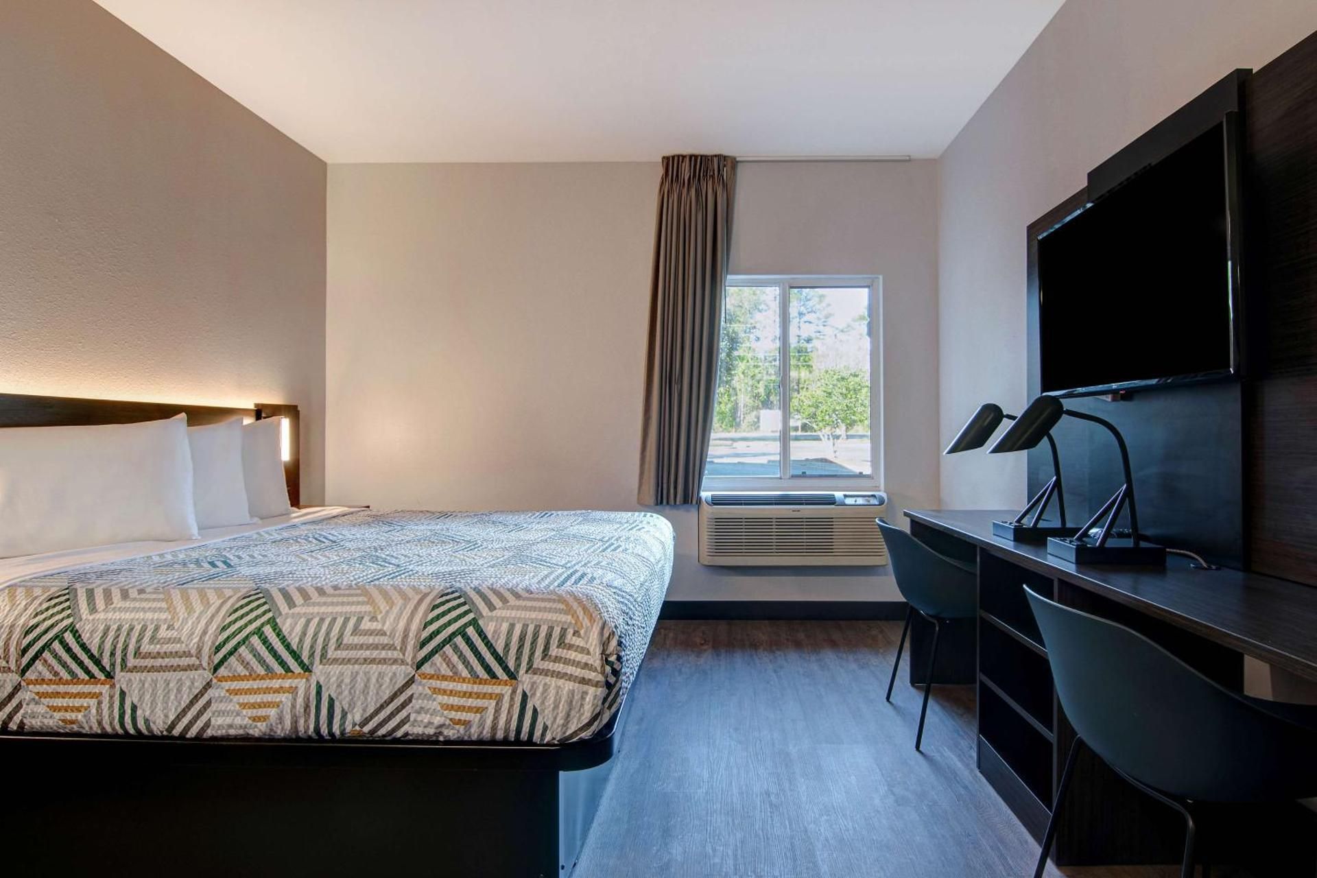 Studio 6  Pensacola, FL - West I-10 King Room with Roll-in Shower - Disability Access - Non-Smoking