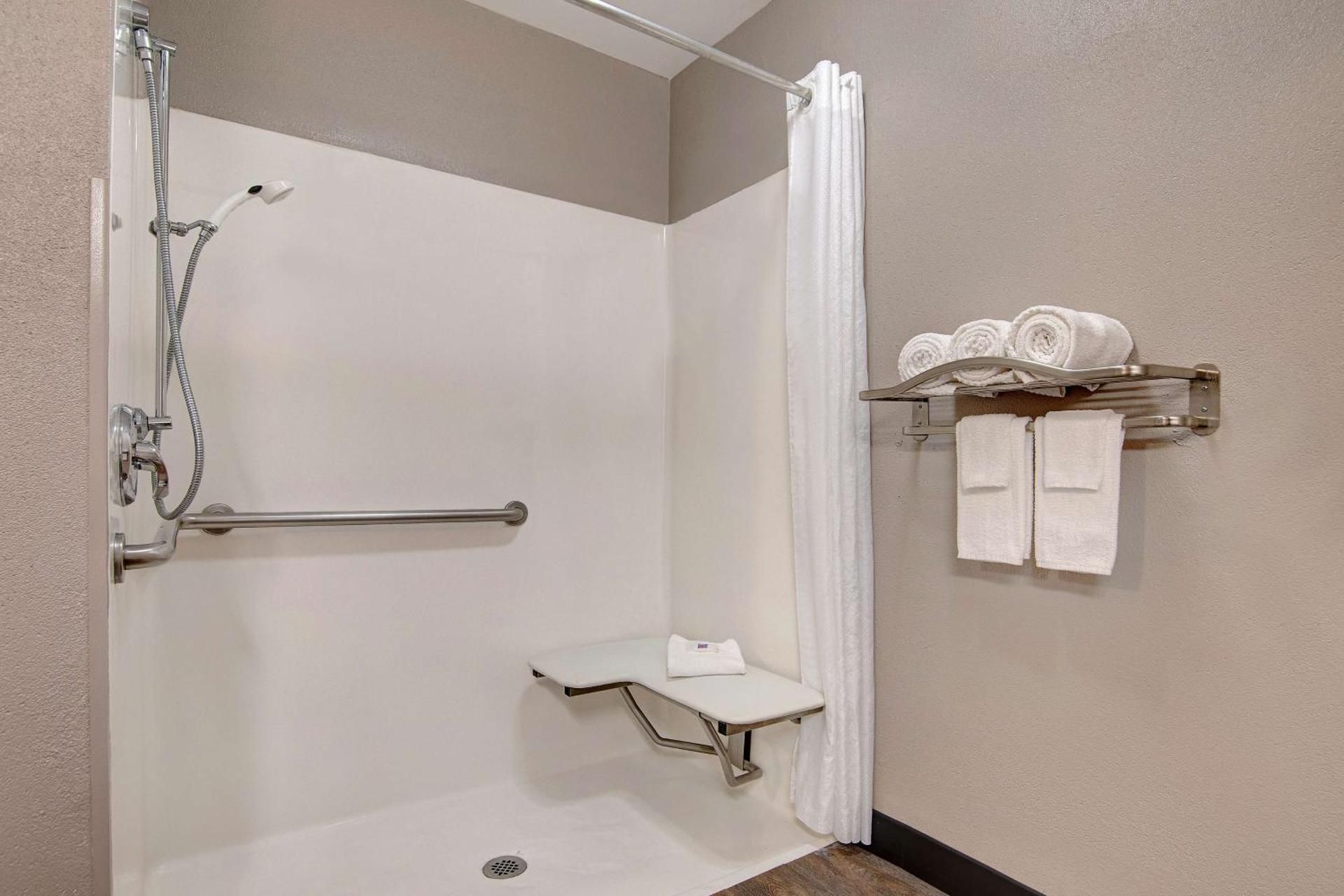 Studio 6  Pensacola, FL - West I-10 King Room with Roll-in Shower - Disability Access - Non-Smoking 2