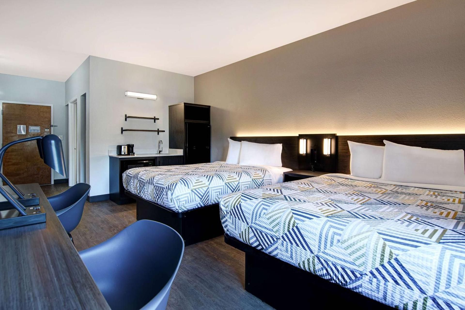 Studio 6  Pensacola, FL - West I-10 Queen Room with Two Queen Beds - Non-Smoking