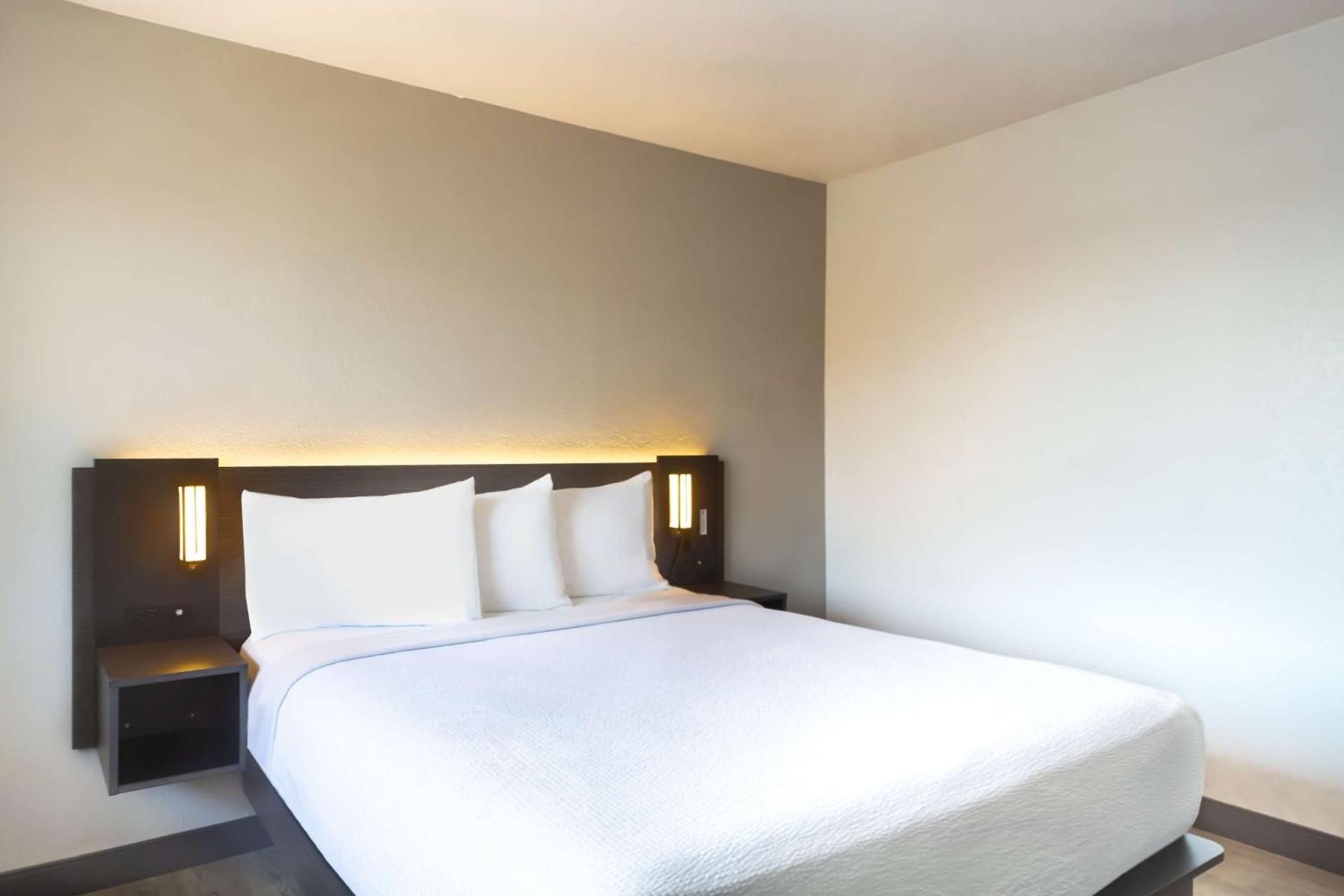 Motel 6 Del Rio, TX Deluxe Queen Room - Non-Smoking 2