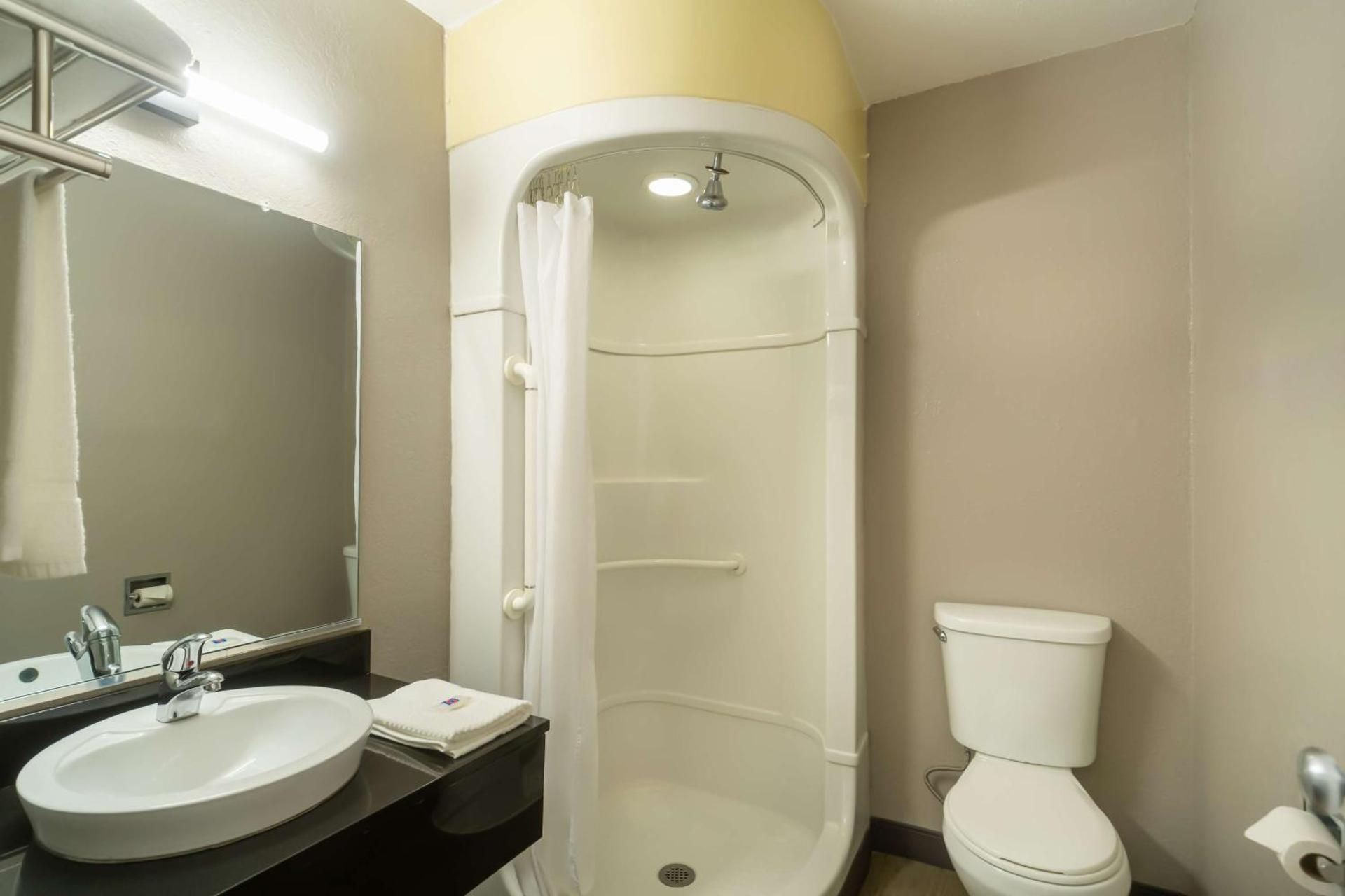 Motel 6 Del Rio, TX Deluxe Queen Room - Non-Smoking 3